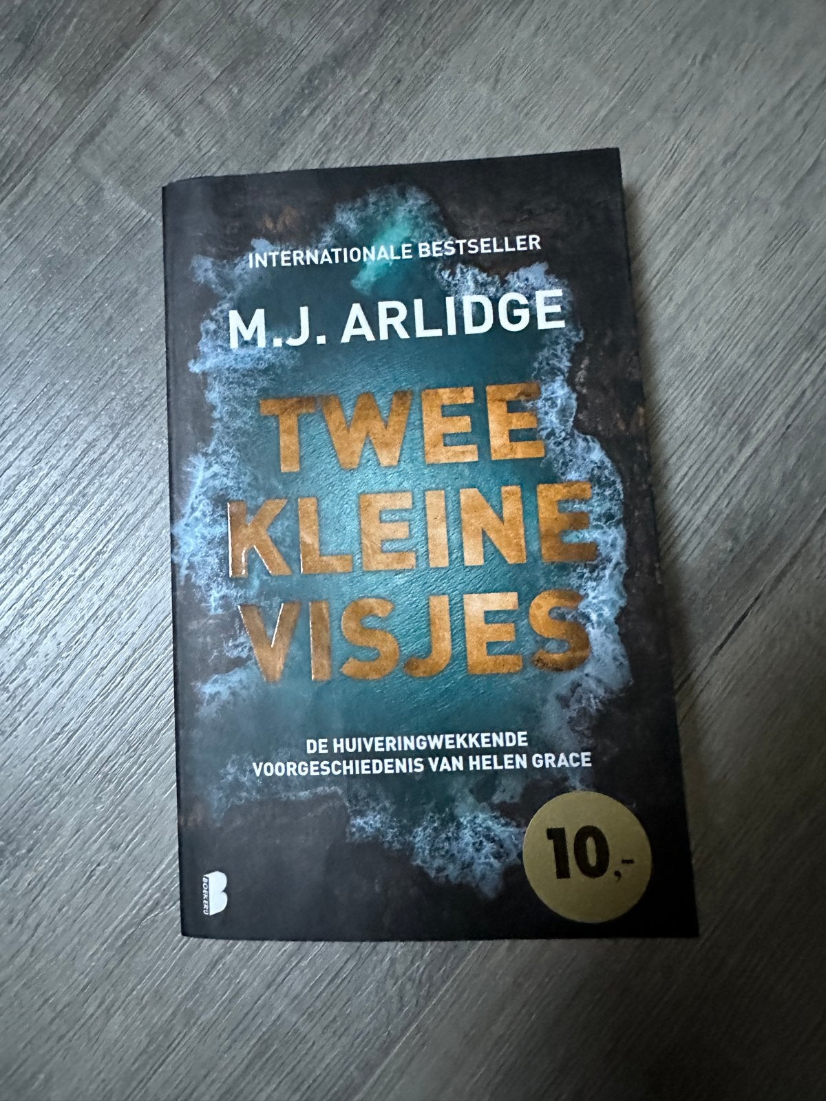Twee Kleine Visjes - M.J. Arlidge (Internationale Bestseller, Ophalen of Verzenden, Zo goed als nieuw, Europa overig