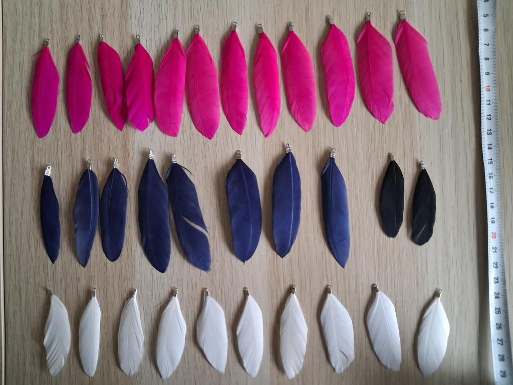 Set van 32 veren hangers in roze, blauw, wit en zwart, Hobby en Vrije tijd, Knutselen, Nieuw, Ophalen of Verzenden, Overige materialen