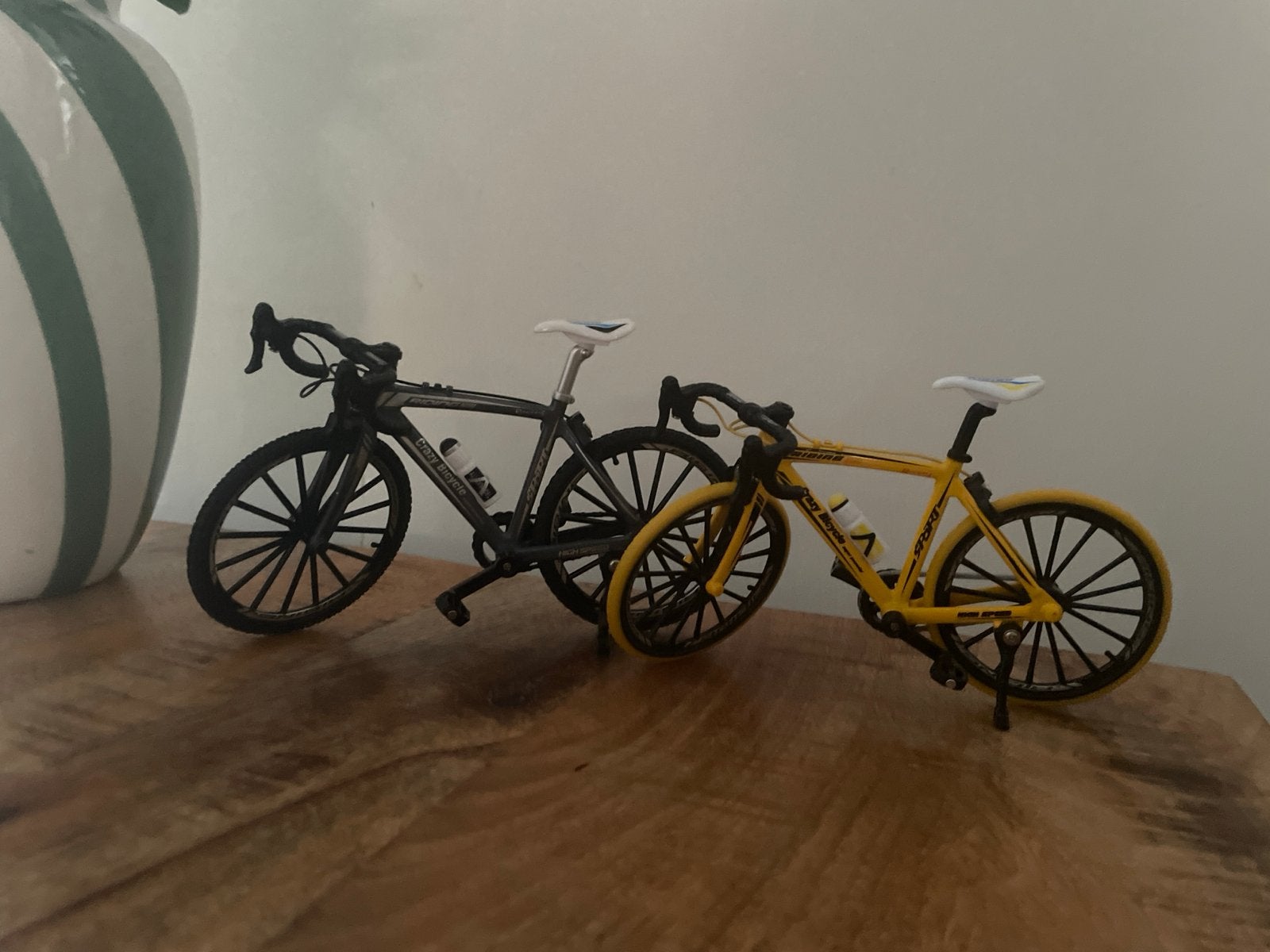 Set van 2 miniatuur racefietsen - Zwart en Geel, Ophalen of Verzenden, Zo goed als nieuw