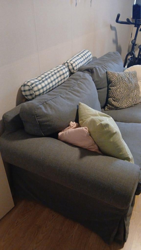 Comfortabele bank met kussens voor woon- of slaapkamer, Huis en Inrichting, Banken | Bankstellen, Ophalen, Gebruikt, Driepersoons
