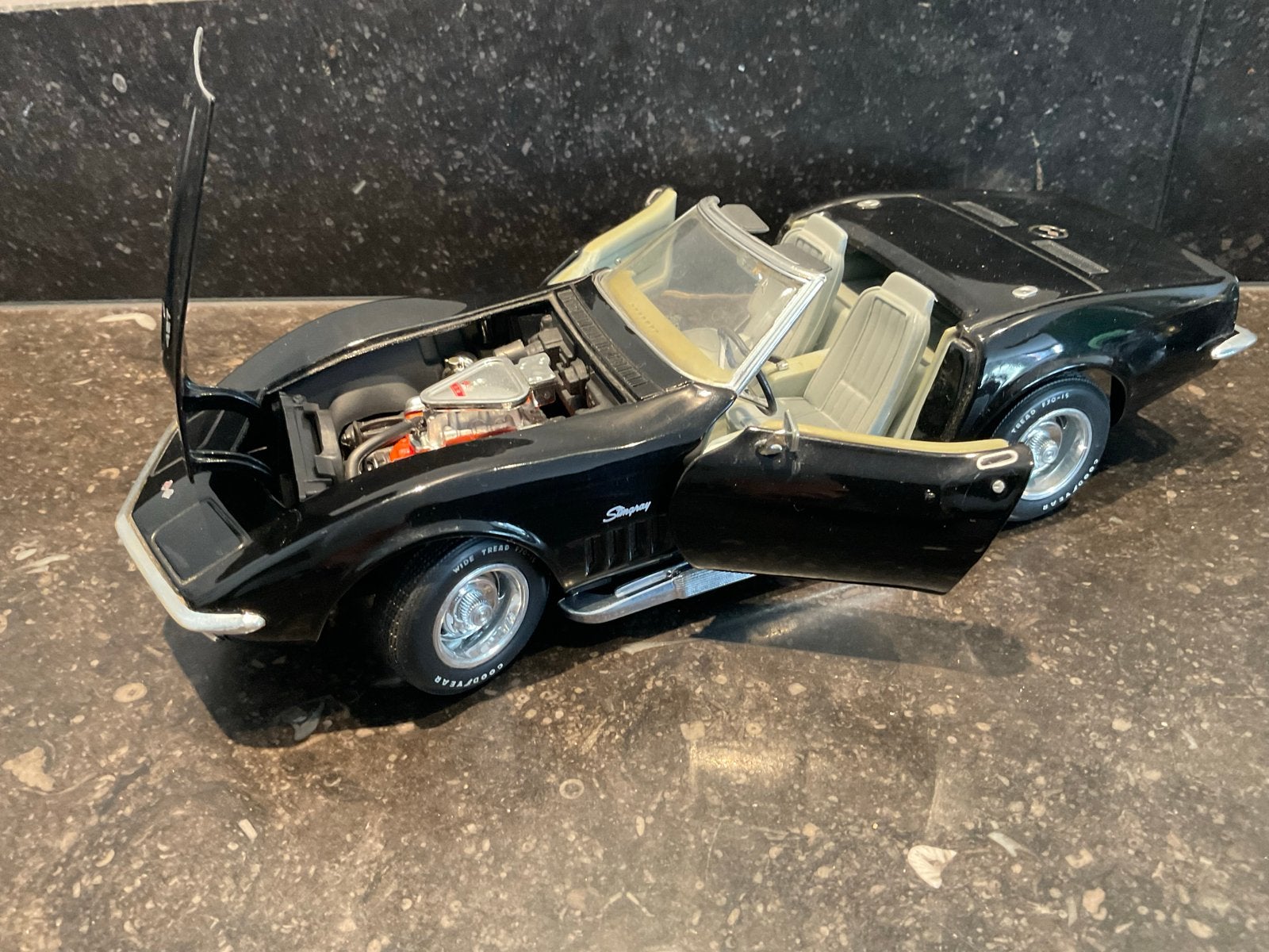 Schaalmodelauto 1/18 Corvette 1969 Revell, Ophalen of Verzenden, Zo goed als nieuw, Auto, Revell