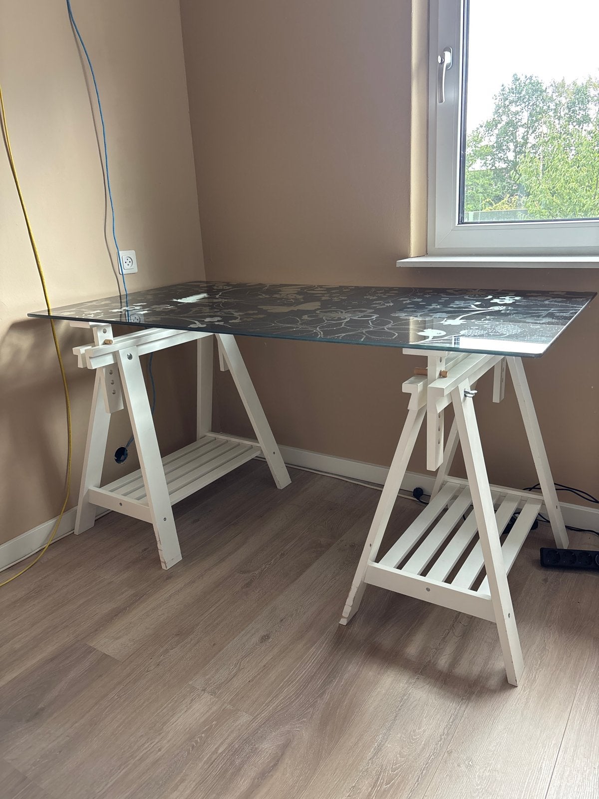 IKEA bureau met glazen blad, Huis en Inrichting, Gebruikt, 150 cm, In hoogte verstelbaar, Ophalen of Verzenden
