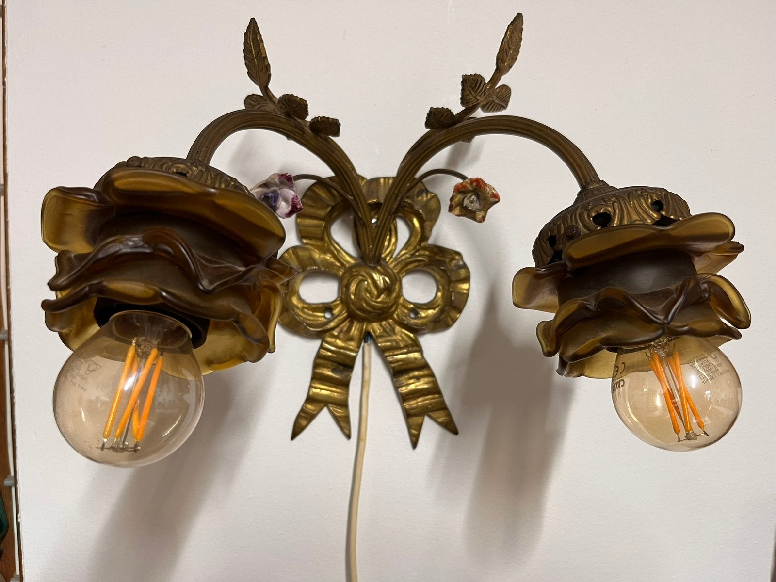 messing wandlampen met bruin glazen rozenkapjes, Ophalen of Verzenden, Goud, Wandlamp, B22 (Bajonetsluiting)