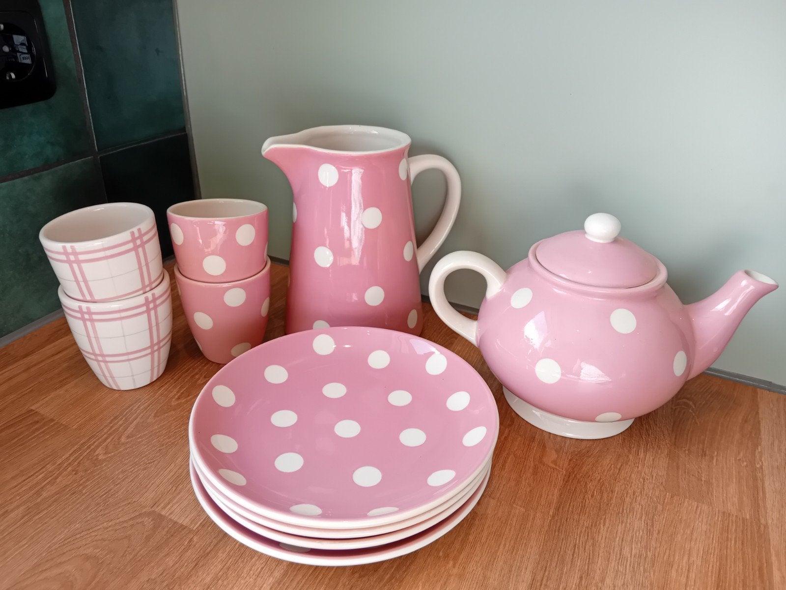 Leuk roze servies met stippen en ruitjes - Kitchen Trend, Overige merken, Ophalen of Verzenden, Zo goed als nieuw, Overige stijlen