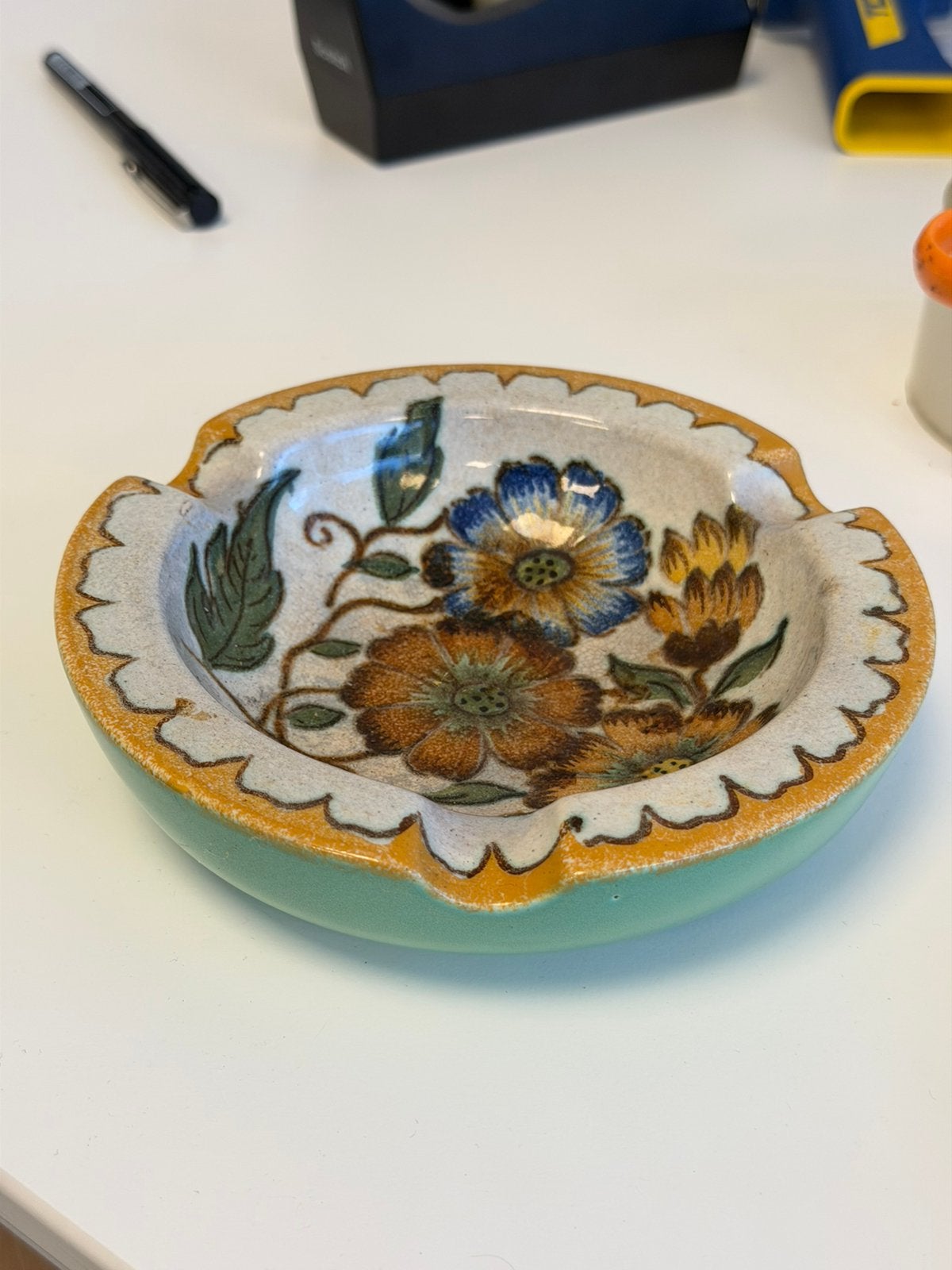Vintage Gouda plateel asbak handgeschilderd 16 cm jaren 50, Verzamelen, L, Zo goed als nieuw, L, Ophalen of Verzenden