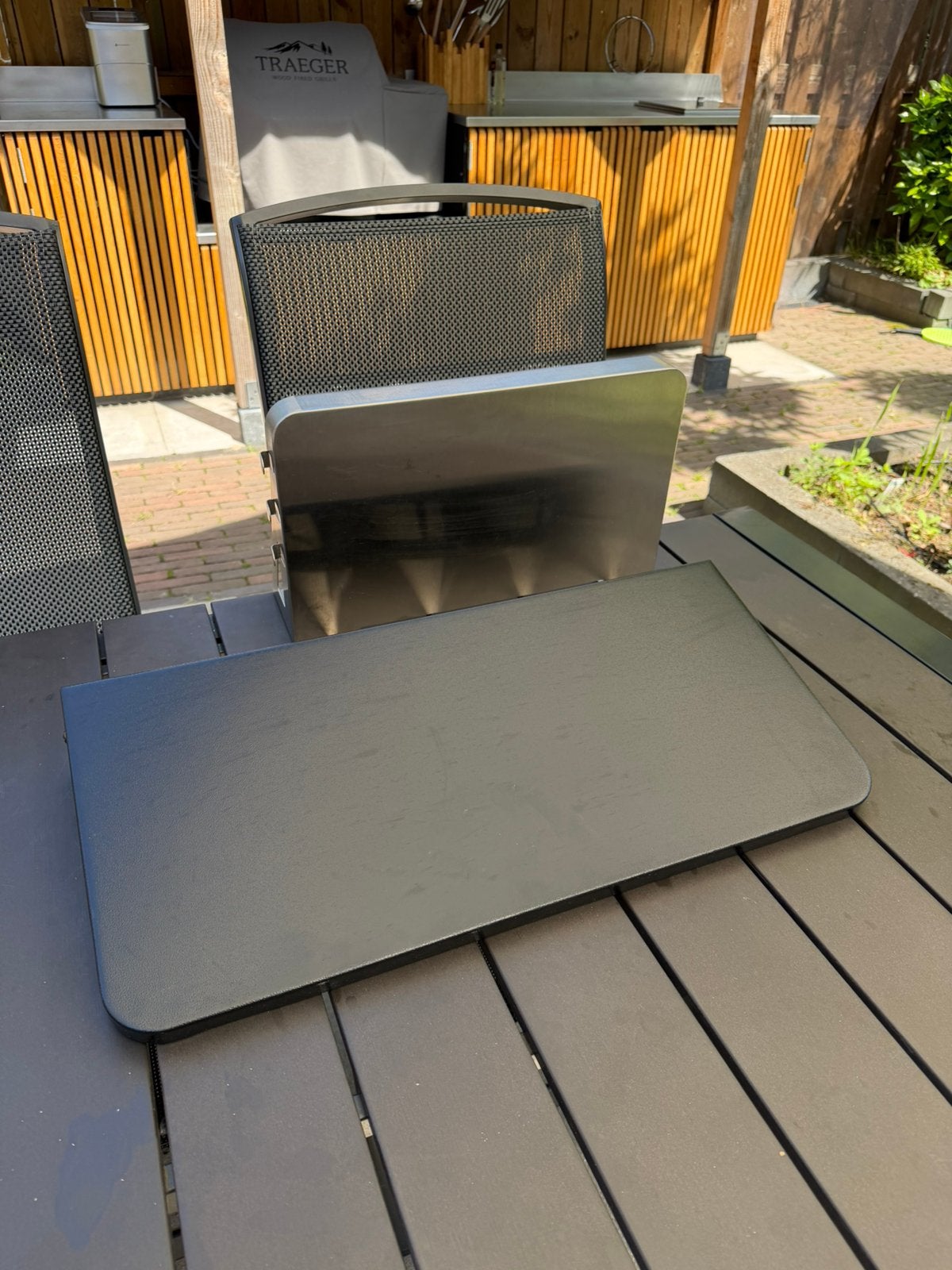 Traeger Ironwood 650 inklapbare zijtafel, Ophalen, Zo goed als nieuw