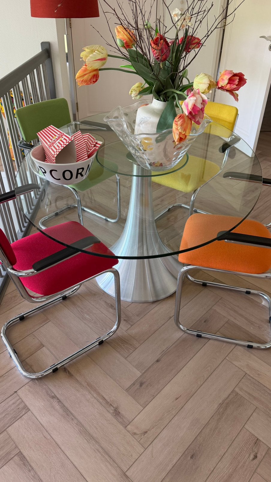 Design eetkamerset – glazen ovale tafel met 4 design stoelen, Huis en Inrichting, Ophalen, Zo goed als nieuw, Vier