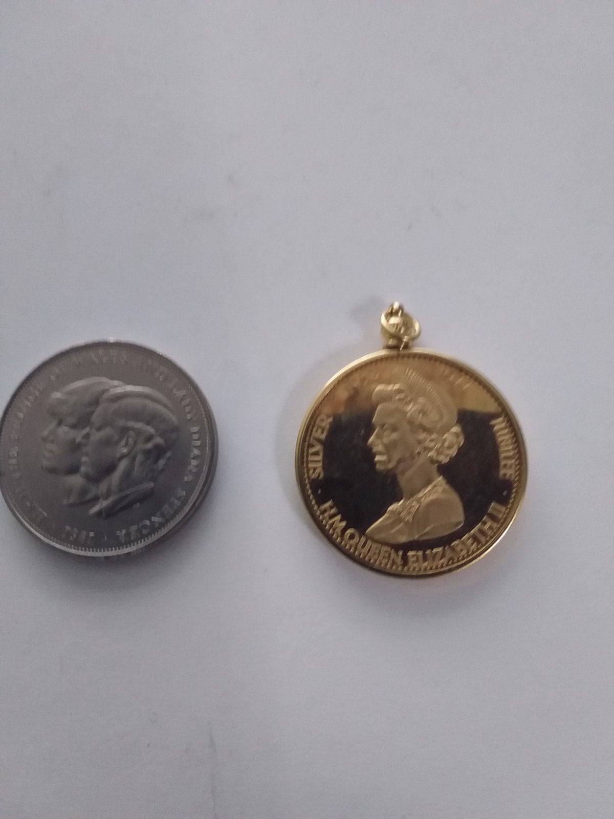 Herinnerings munten van koningin Elisabeth enDiana en prinsc, Ophalen of Verzenden, Overige materialen, Buitenland