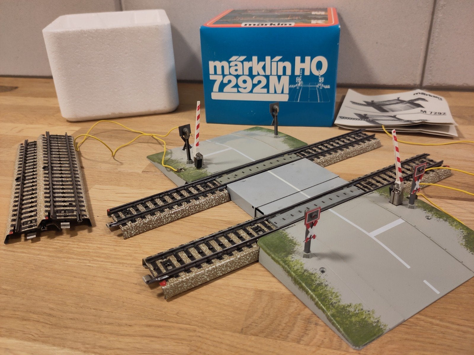 Geteste Märklin 7292 & 7293, elek. overweg in zeer nette OVP, Wisselstroom, Overige typen, Ophalen of Verzenden, Zo goed als nieuw