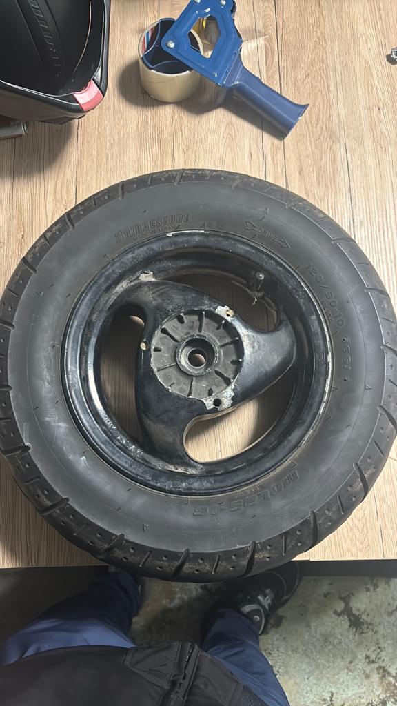 Piaggio typhoon velg met nieuwe band, Ophalen, Zo goed als nieuw, Overige typen