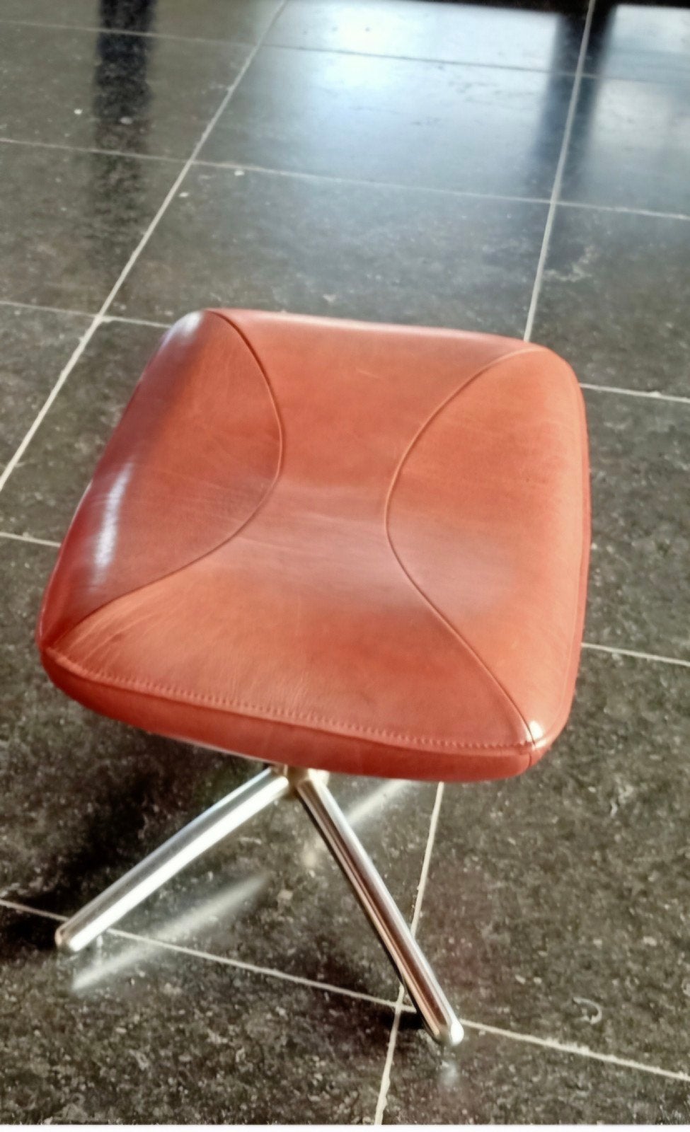 Label-Hidde voetenbankje - Cognac leer, Ophalen, Modern design, Gebruikt, 50 tot 75 cm