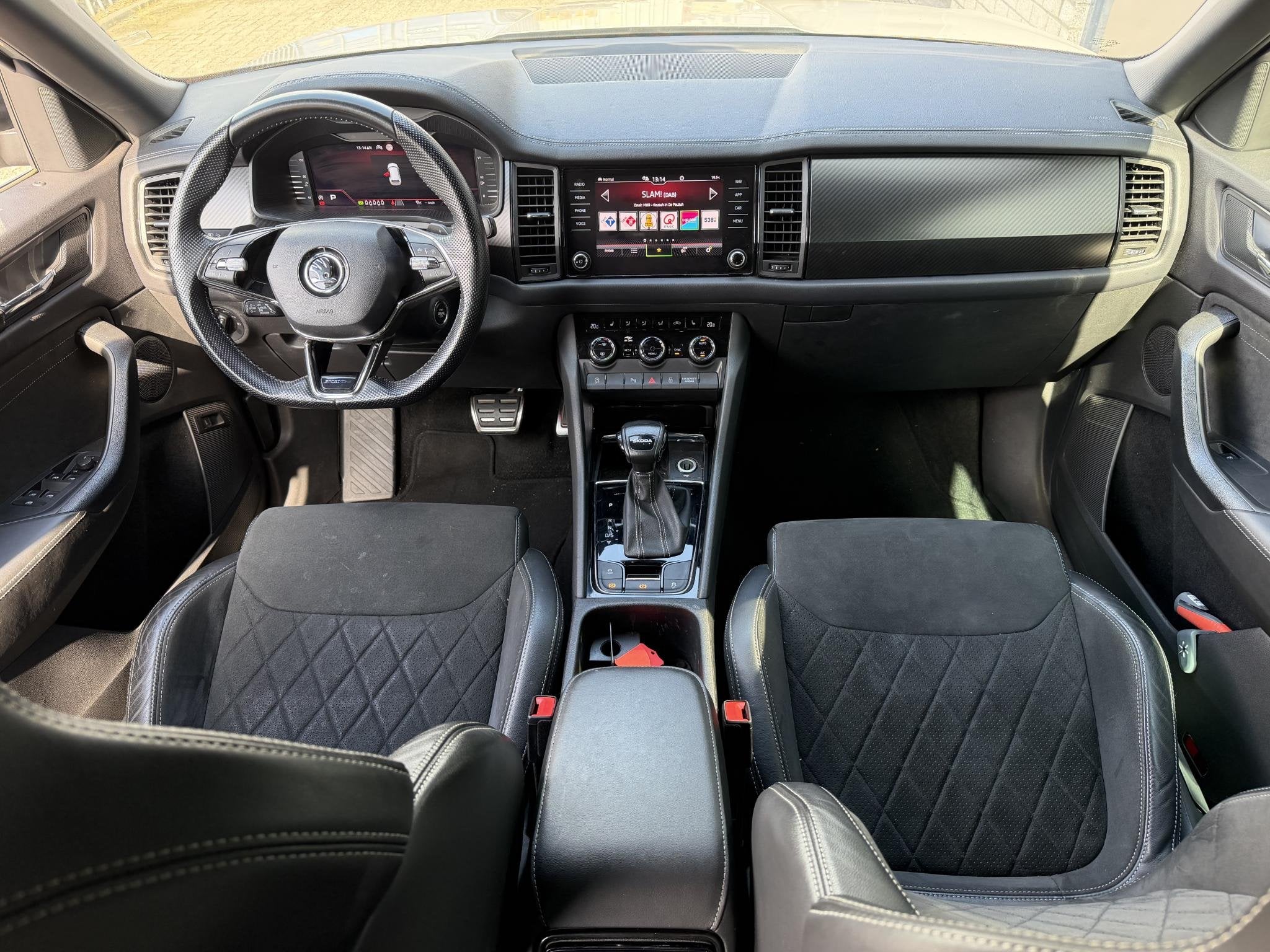 Skoda Kodiaq 1.5 TSI Sportline Business 7p. 19"/Trekhaak/Cam, Auto's, Dealer onderhouden, 4 cilinders, 150 pk, Bedrijf