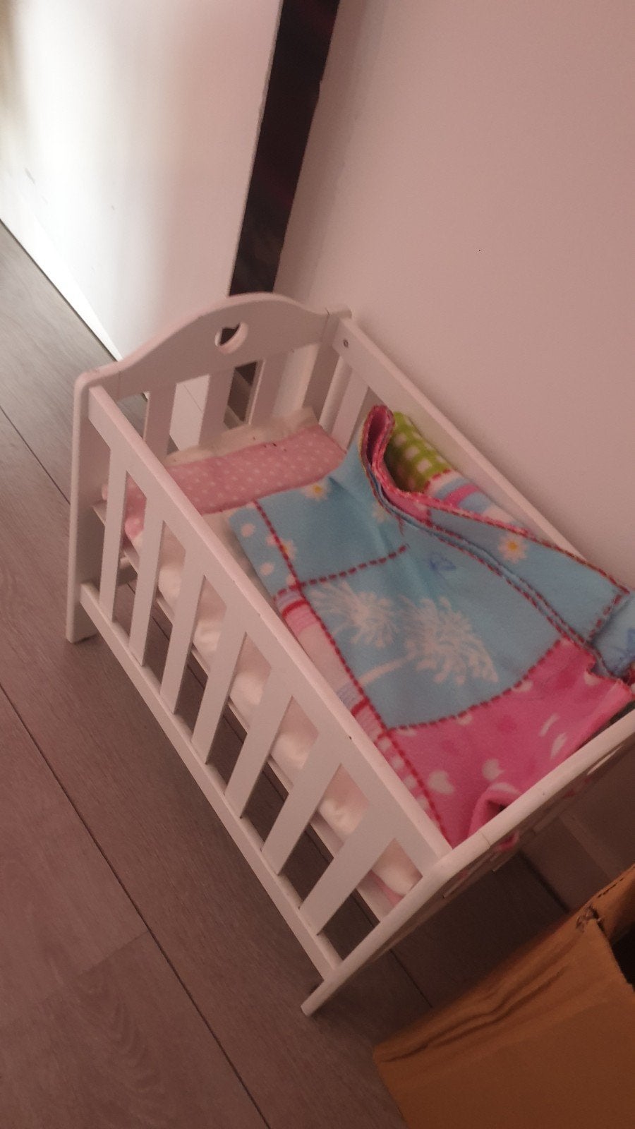 Houten poppenbedje met dekentje en kussen, Kinderen en Baby's, Speelgoed | Poppen, Ophalen, Gebruikt, Overige typen