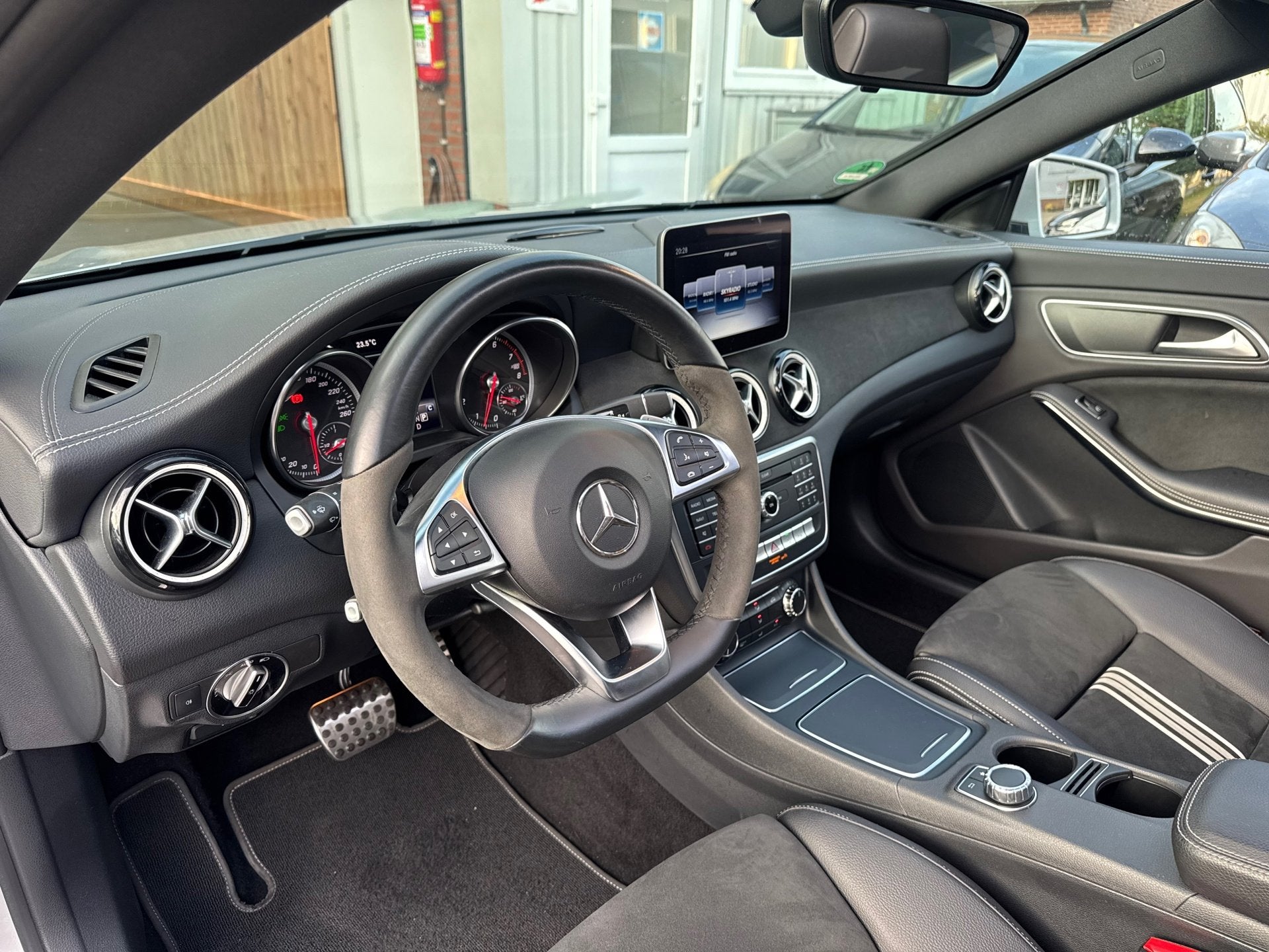 Mercedes-Benz CLA-klasse Shooting Brake 180 Edition PANO, CLA, 730 kg, Gebruikt, Euro 6