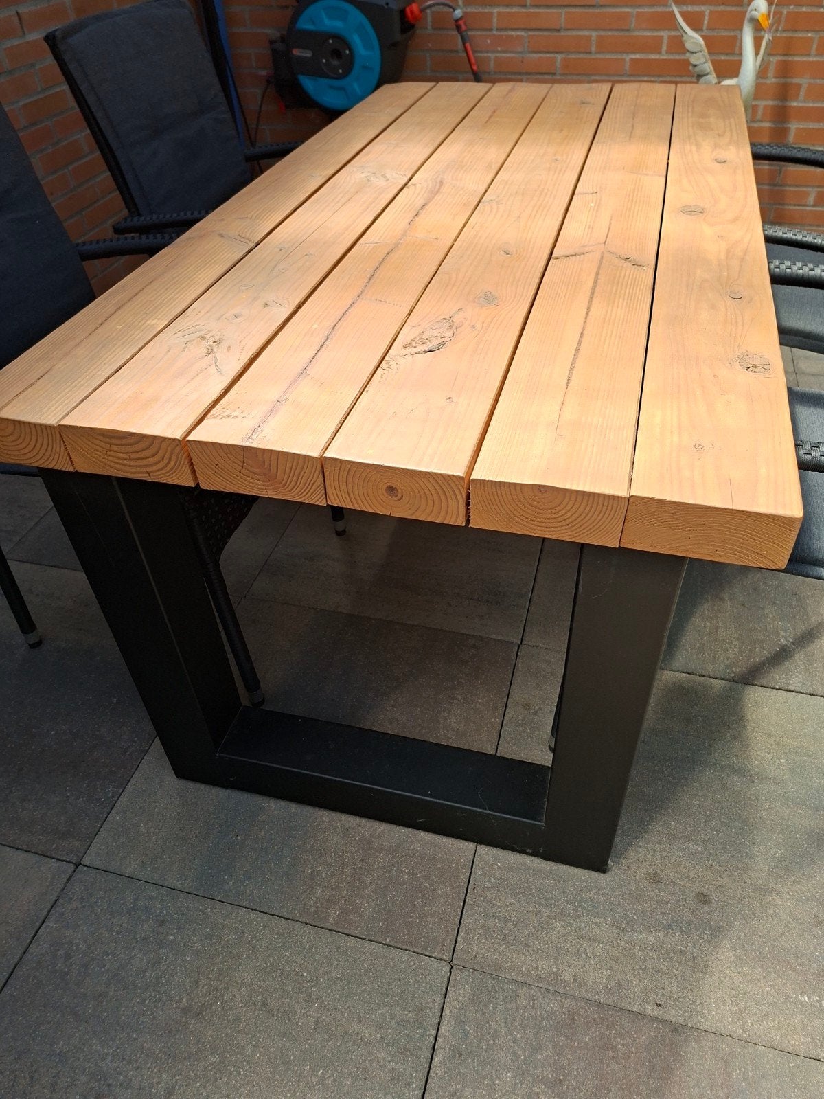 Robuuste houten tuintafel met metalen onderstel, Tuin en Terras, Ophalen, Gebruikt, Rechthoekig, Hout