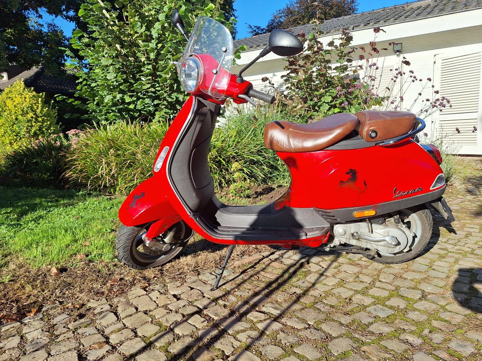 Foto 11 van Vespa LX 50 - Rode Scooter met Bruin Lederen Zadel