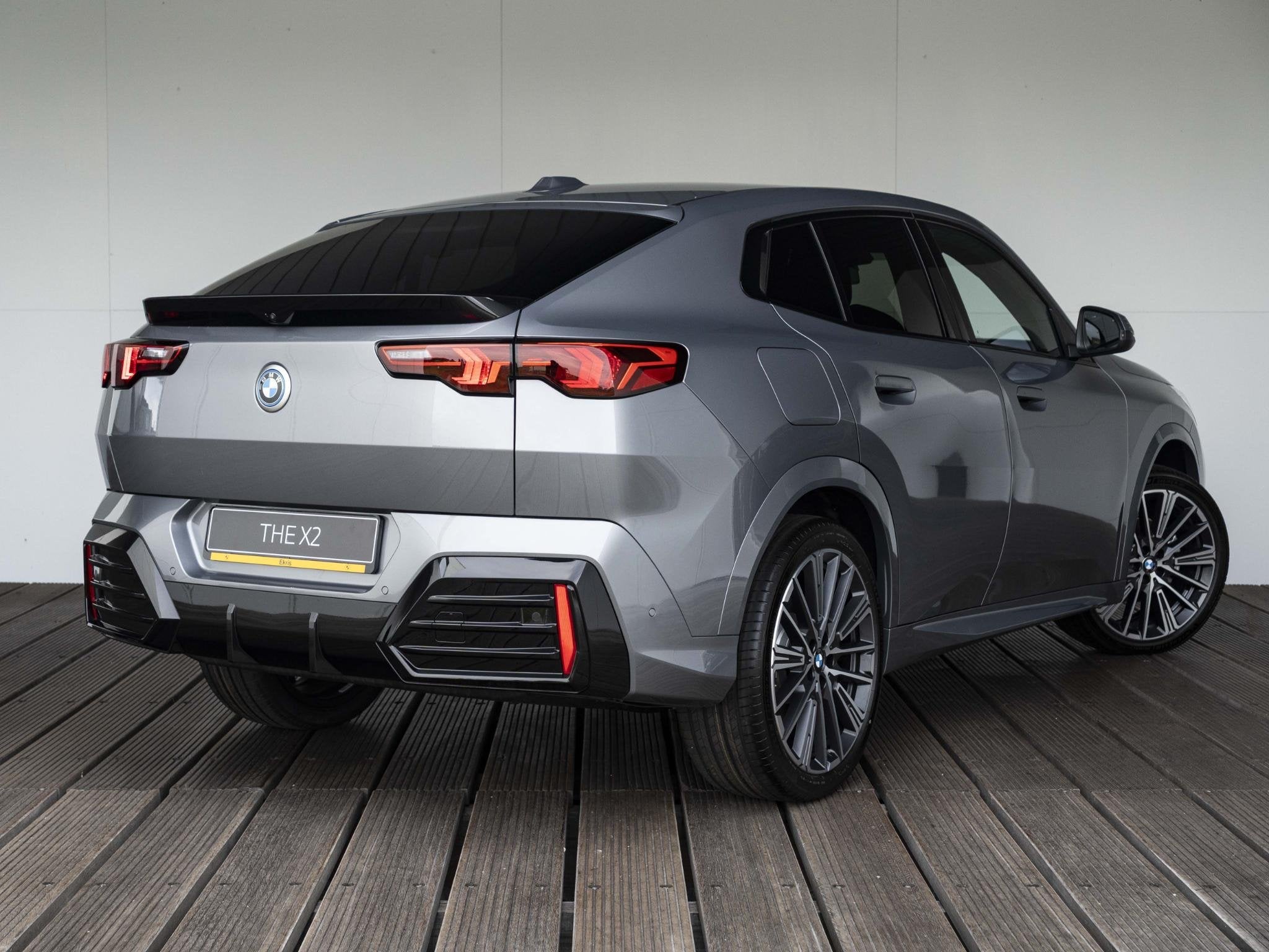 BMW iX2 eDrive20 Pure Edition 67 kWh M Sportpakket | Premium, Auto's, IX2, Zwart, 67 kWh, Nieuw