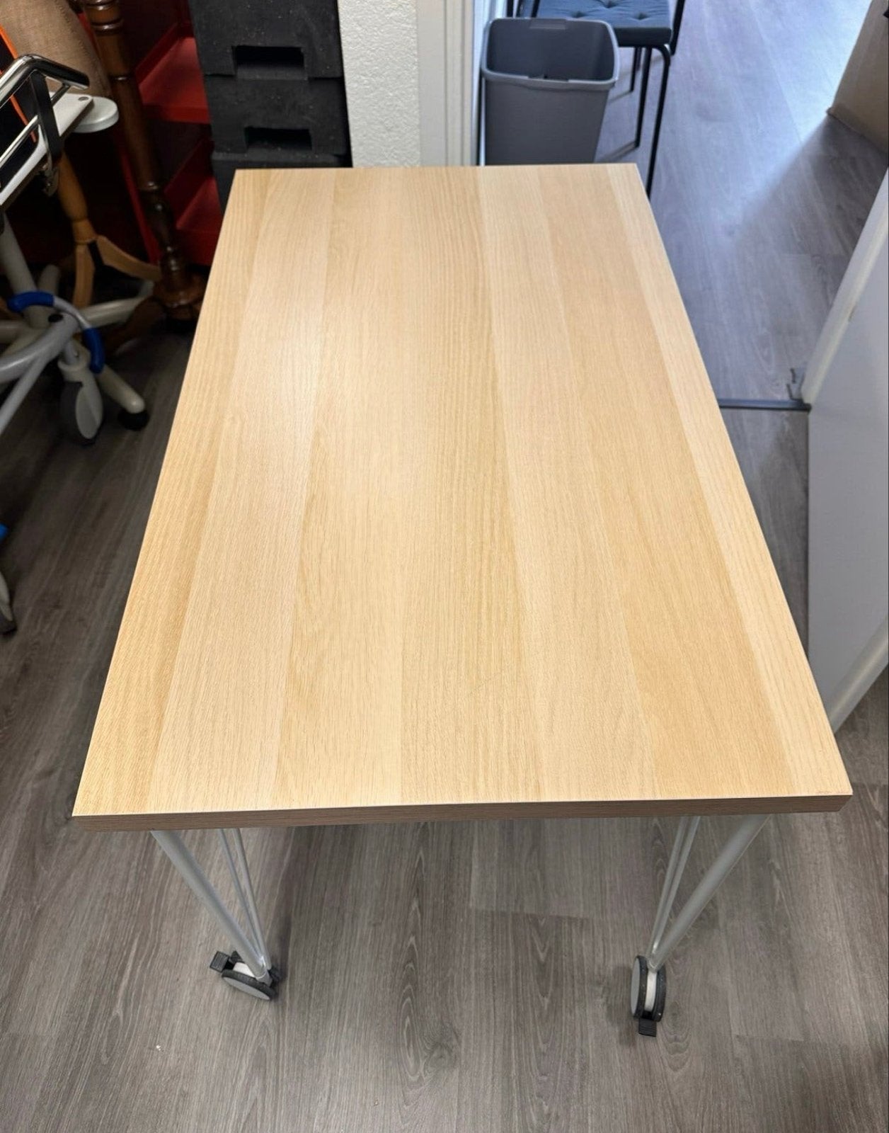 Multifunctionele tafel op wielen - Licht hout, Huis en Inrichting, Bureaus, Gebruikt, Met wielen, Ophalen