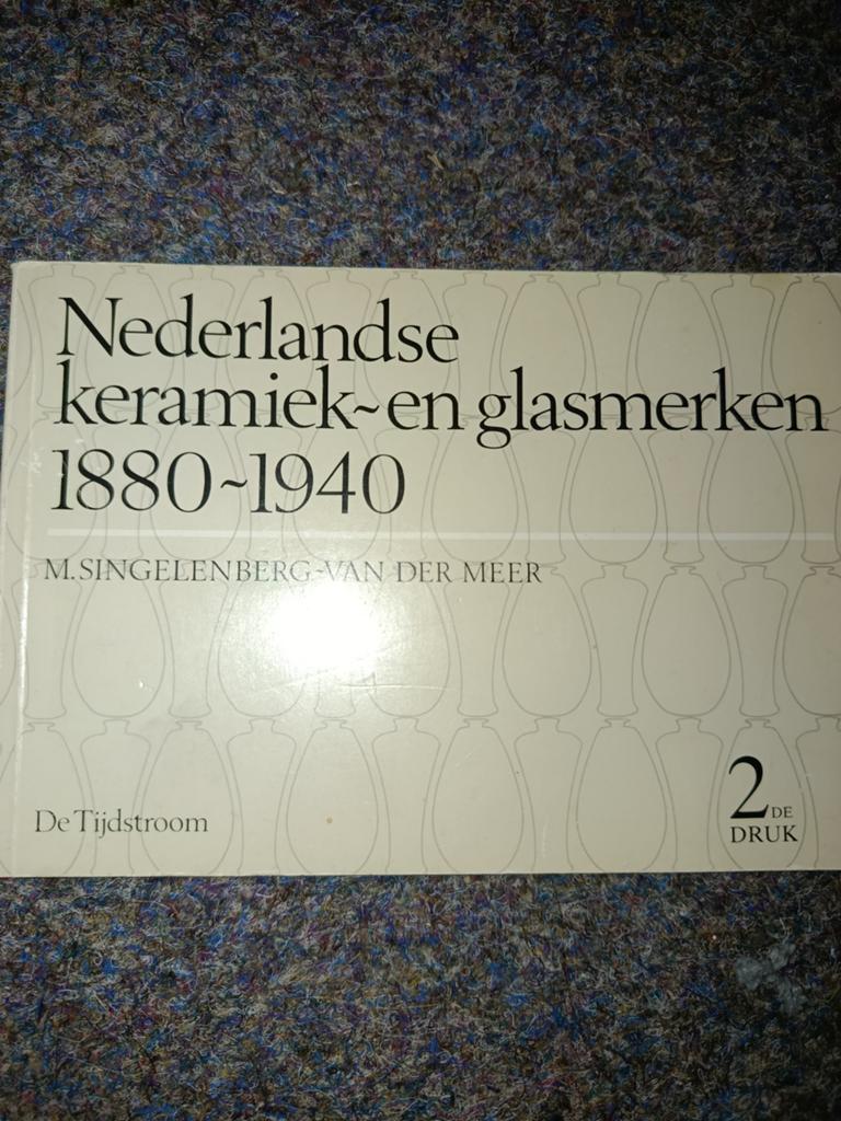 Nederlandse keramiek- en glasmerken 1880-1940, Boeken, Ophalen of Verzenden, Gelezen, Overige onderwerpen, M. Singelenberg-van der Meer