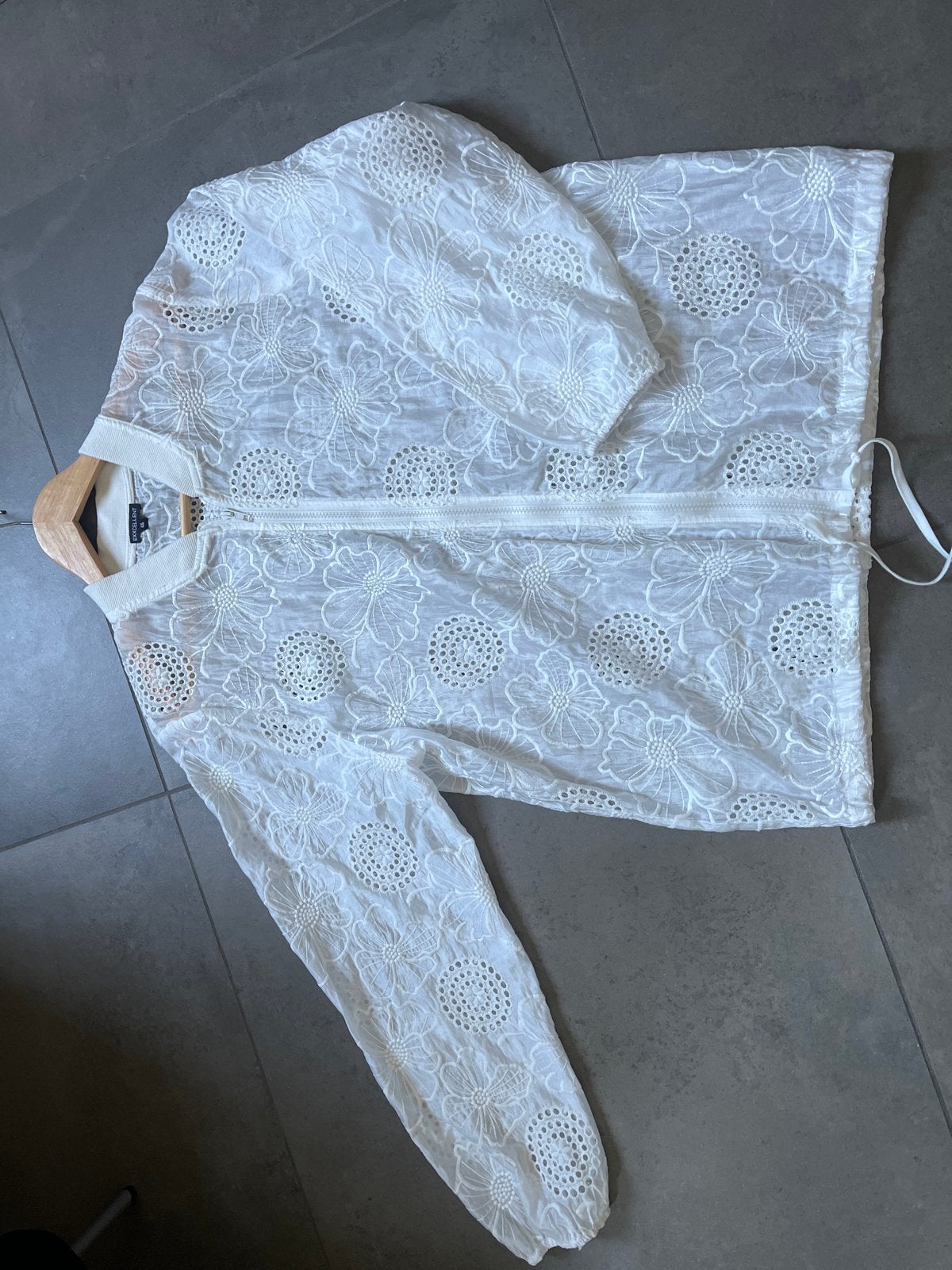 Wit bloes/jasje met bloemenprint - Zo goed als nieuw, Ophalen of Verzenden, Zo goed als nieuw, Maat 46/48 (XL) of groter, Wit