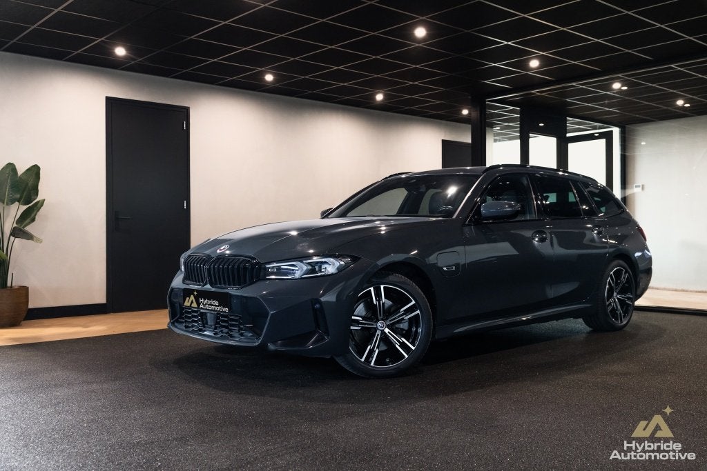 BMW 3 Serie Touring 330e xDrive M Sport | HuD | Pano | Memor, 4 cilinders, Plug-in hybride, Hybride Elektrisch/Benzine, 3-Serie