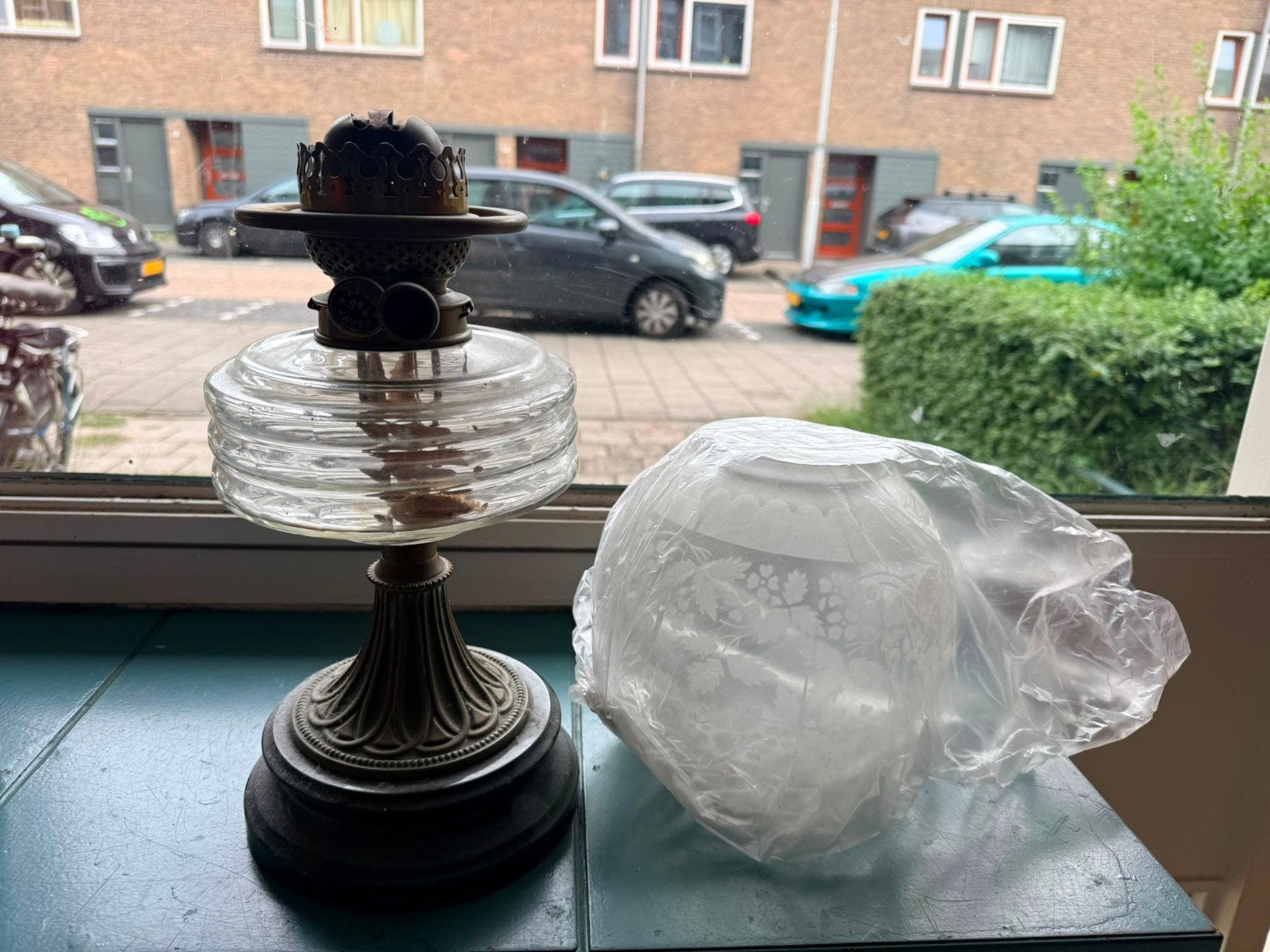 Antieke olielamp met glazen kap, Ophalen of Verzenden