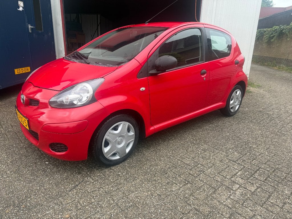 Toyota Aygo 1.0 12V Vvt-i 5DRS 2011 Rood, Auto's, Toyota, Voorwielaandrijving, Stof, Zwart, 4 stoelen