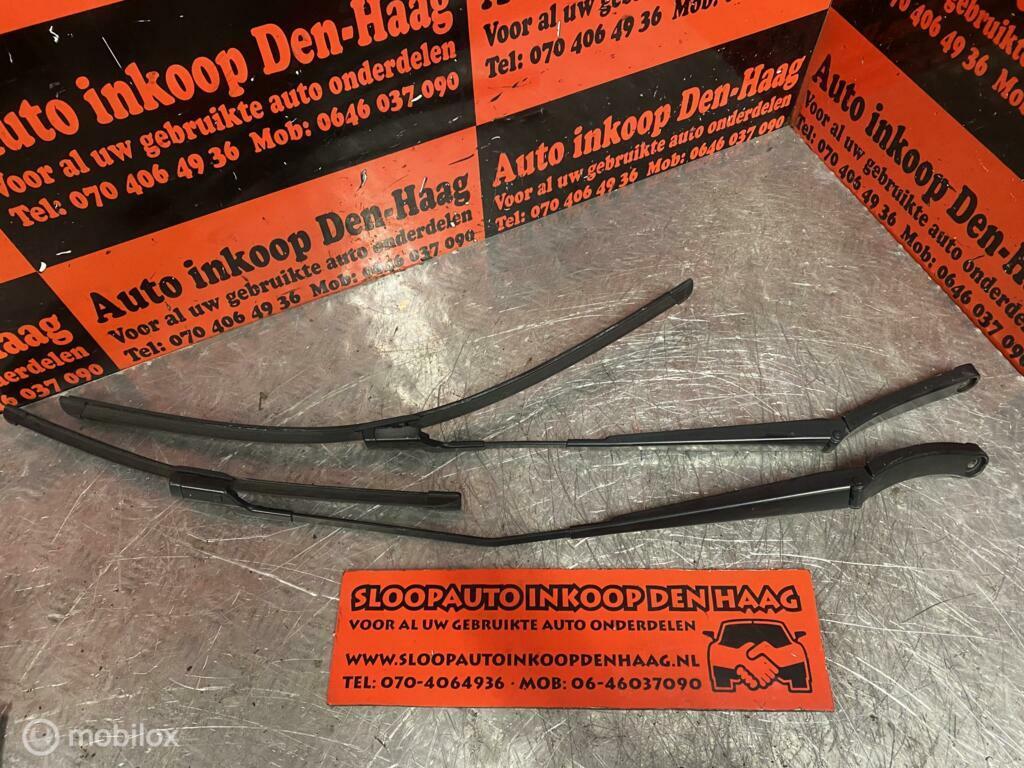Volkswagen Polo AW1 ('17-'21) Ruitenwisserarm SET (VOOR), Gebruikt, Volkswagen, Ophalen of Verzenden, Volkswagen