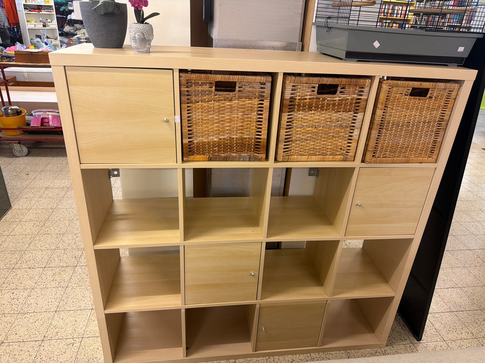 IKEA Kallax Kast met 16 vakken, inclusief 3 rieten manden, Ophalen, Gebruikt, Tinbergeweg 10, Info@kringloopdebilt.nl