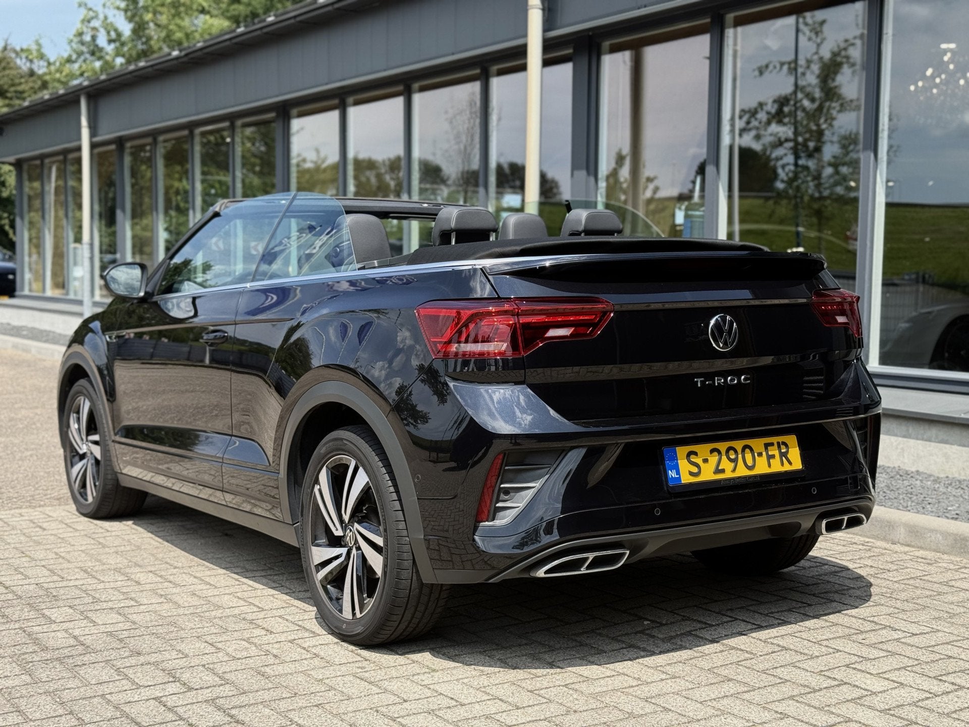 Volkswagen T-Roc Cabrio 1.5 TSI R-Line (bj 2023, automaat), Auto's, Zwart, Origineel Nederlands, 750 kg, Leder en Alcantara