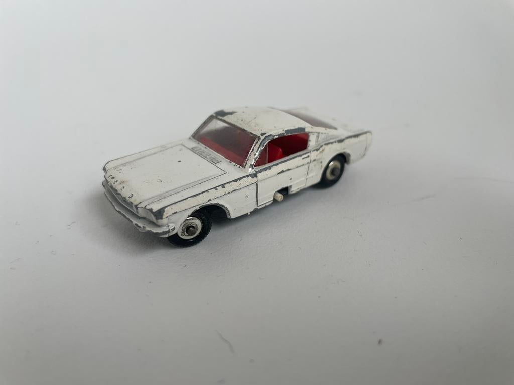 model Ford Mustang fastback wit, bestuurbaar, Lesney, 1/50, Hobby en Vrije tijd, Modelauto's | 1:50, Ophalen of Verzenden, Gebruikt