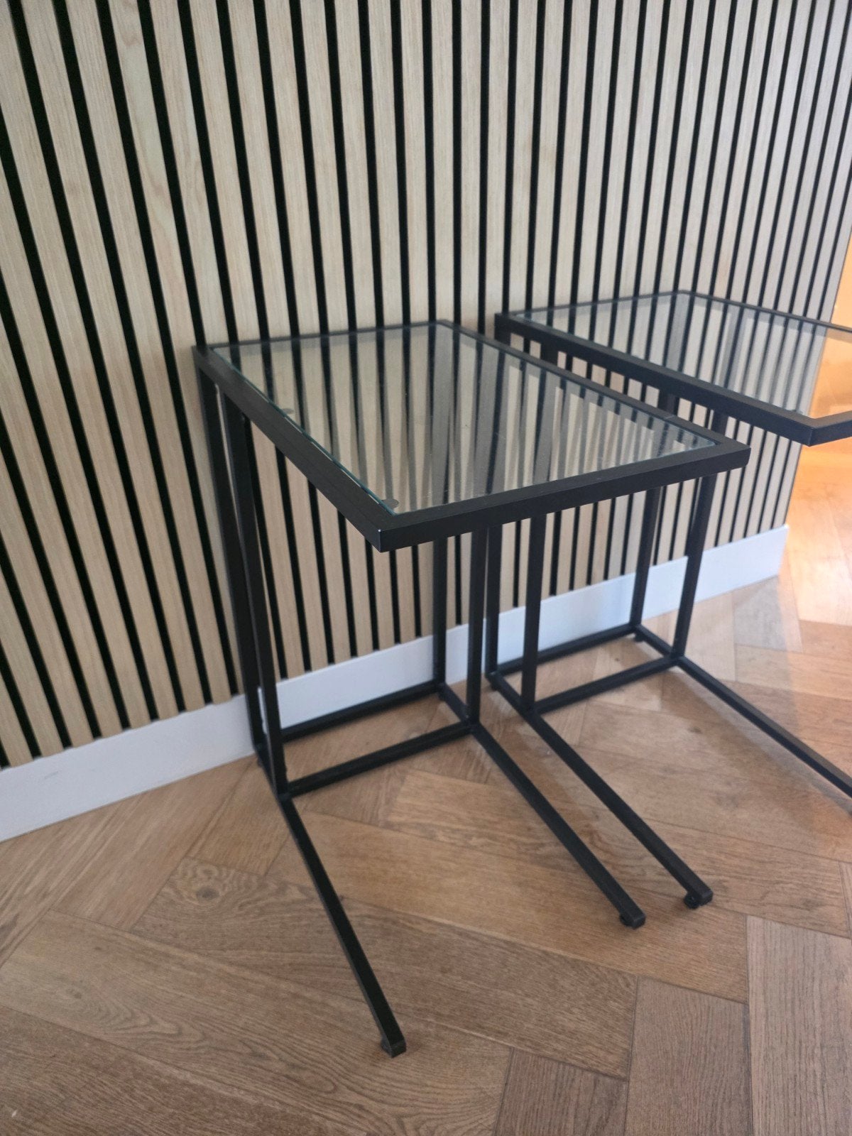 Set van 2 zwarte bijzettafels met glazen blad, Minder dan 55 cm, Modern, Industrieel, Vierkant, Ophalen