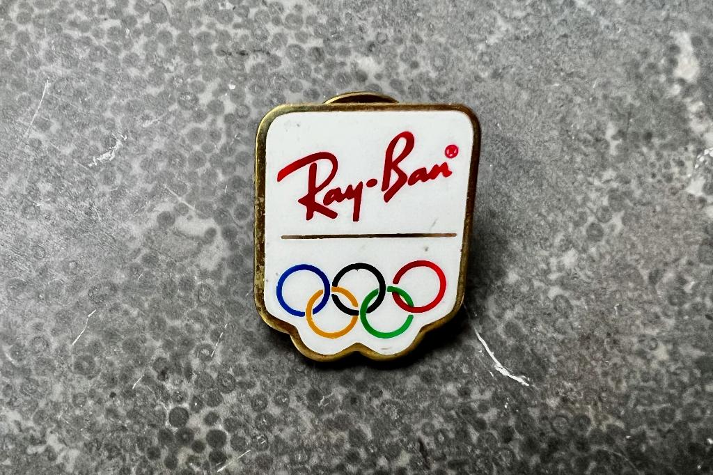 Vintage Pin's Olympische Spelen Ray Ban. Canada., Verzamelen, Ophalen of Verzenden, Gebruikt, Sport, Speldje of Pin