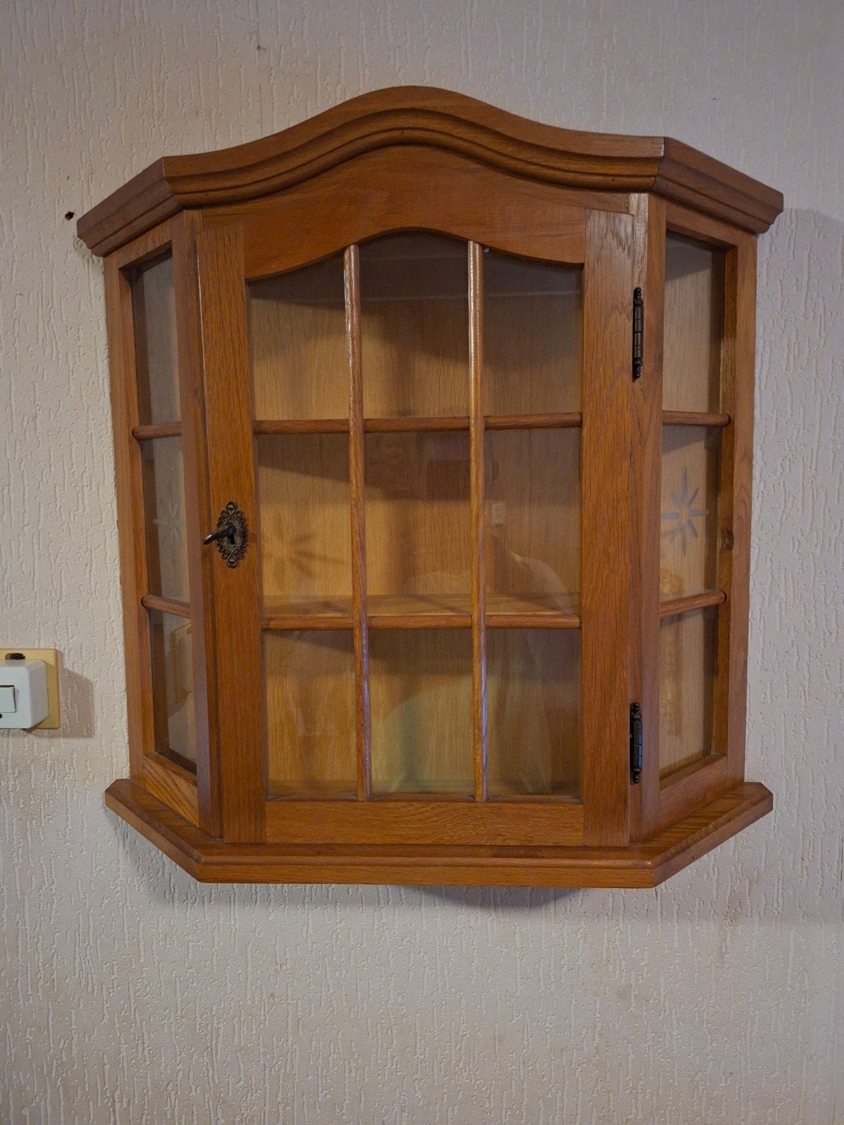 Houten wandvitrinekastje met glazen deuren, Ophalen