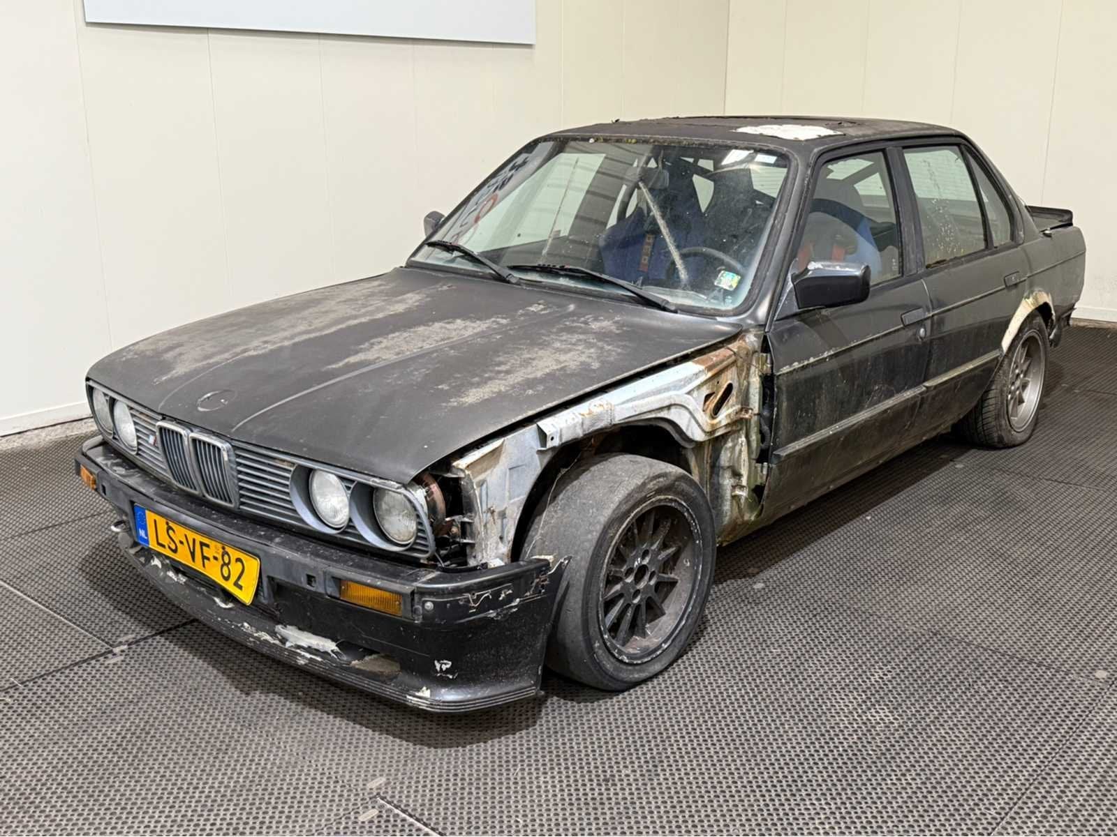 BMW - 3-serie - 325i - Oldtimer - 1987, Auto's, Oldtimers, Achterwielaandrijving, 2494 cc, Zwart, Bedrijf