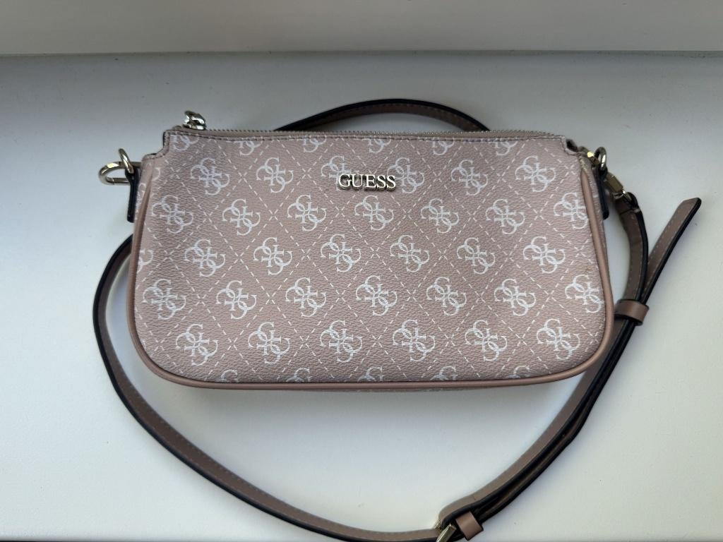 GUESS kleine handtas, roze met wit monogram, Ophalen of Verzenden, Zo goed als nieuw, Roze, Handtas