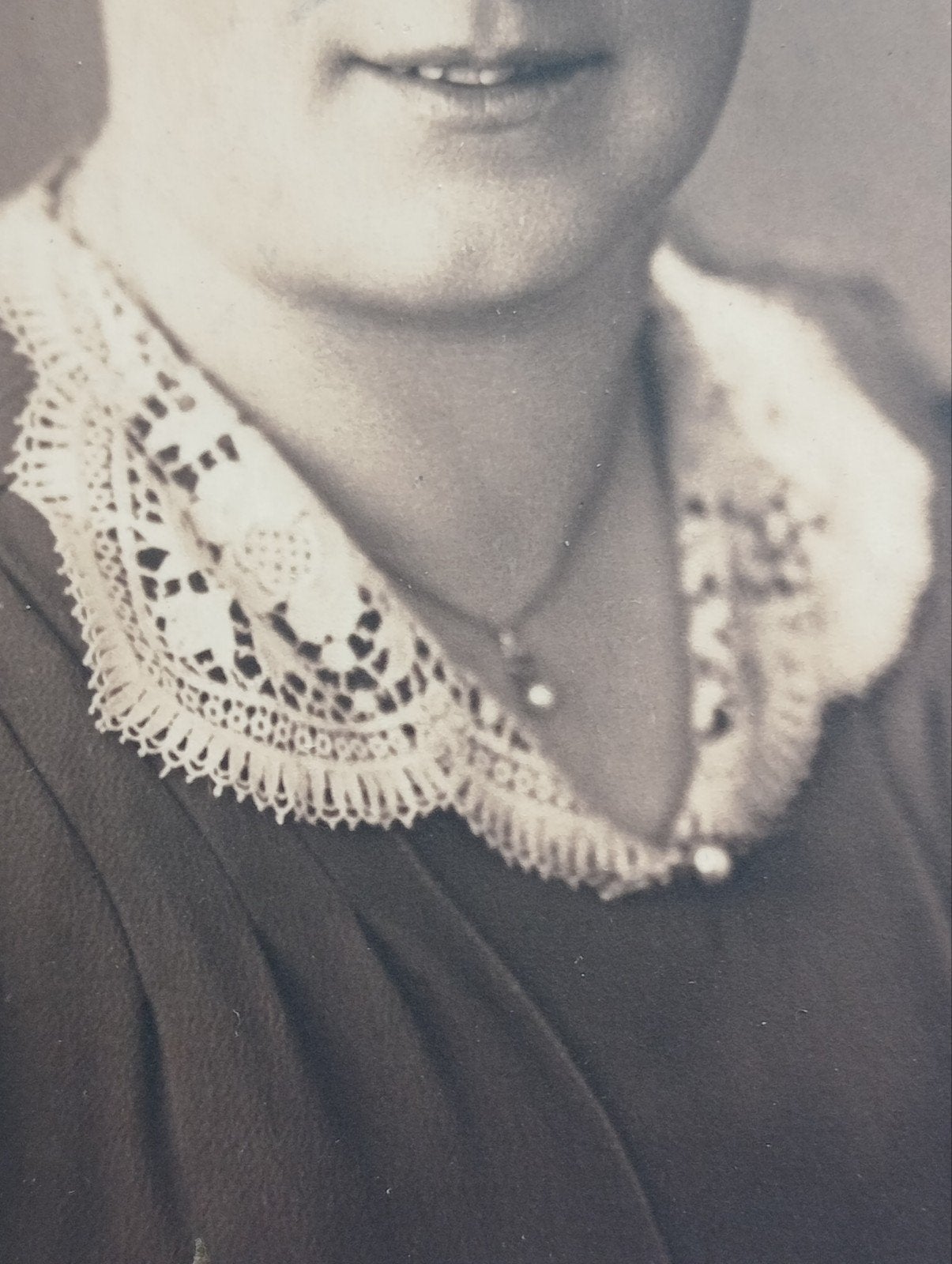 Fotokaart begin 20e eeuw portret van een Vrouw, Verzamelen, Ophalen of Verzenden, Voor 1940, Gebruikt