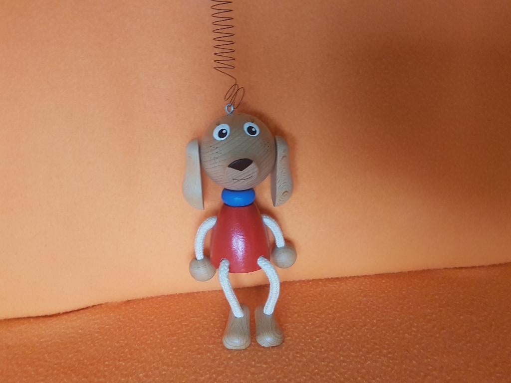 Hondje hout aan veer. Vintage., Ophalen of Verzenden, Zo goed als nieuw, Duw- of Trekspeelgoed