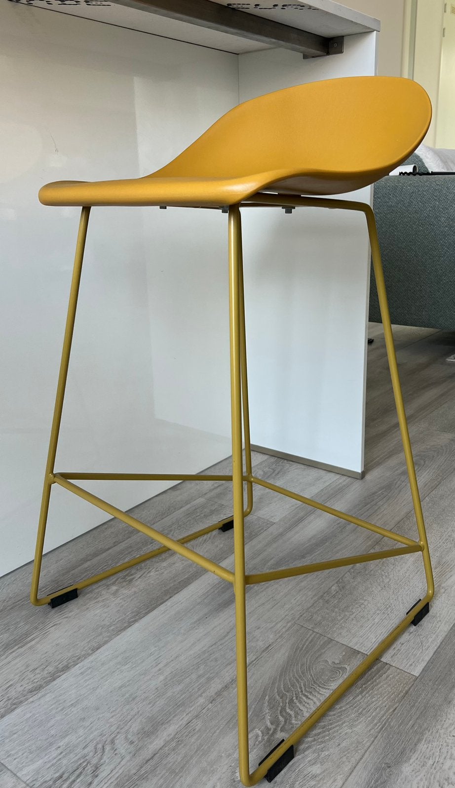 Set van 2 moderne design barkrukken (65 cm zithoogte), Huis en Inrichting, Ophalen, Kunststof, Met voetsteun, 60 tot 90 cm