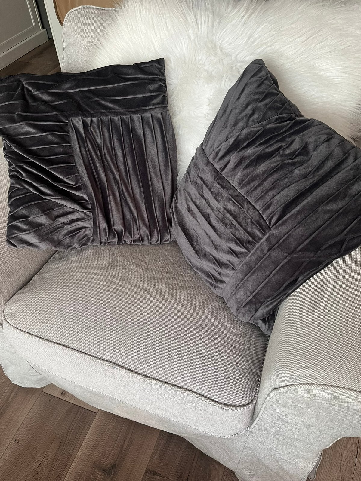 Set van twee antraciet grijze kussens met plooien design, Huis en Inrichting, Woonaccessoires | Kussens, Overige merken, Wasbaar