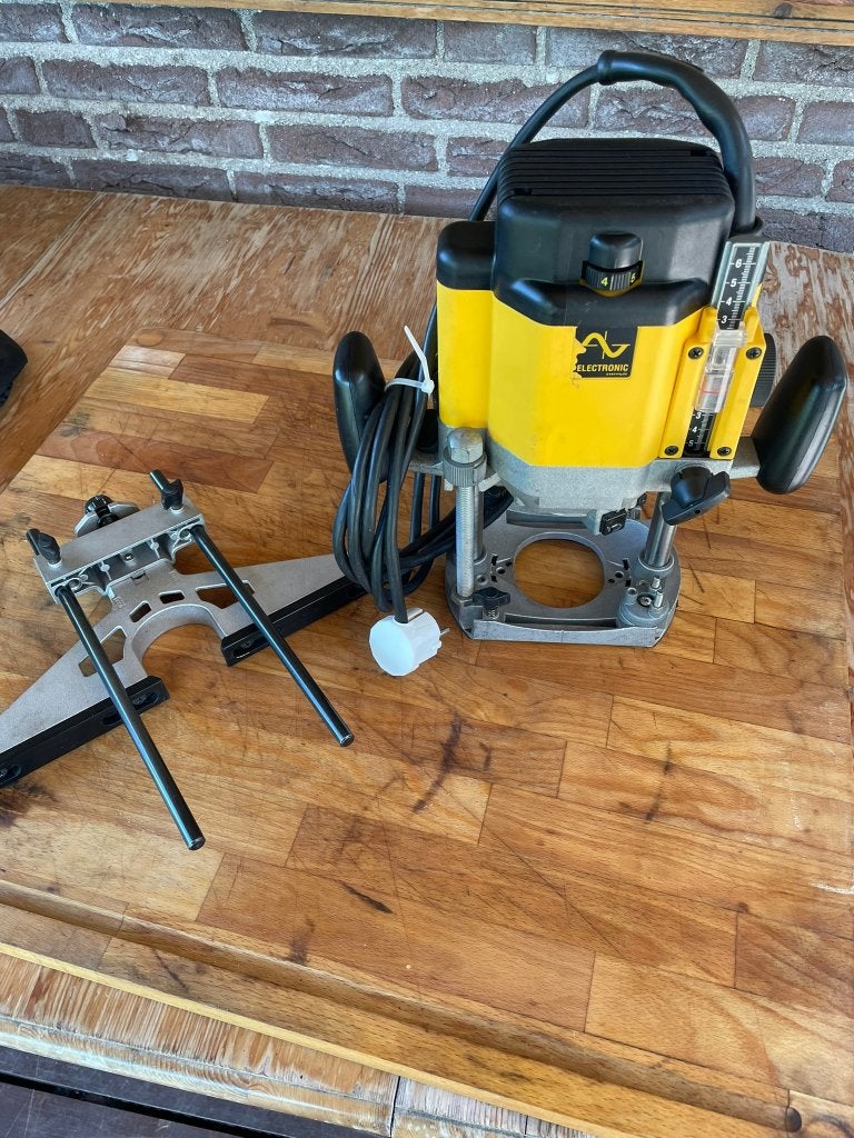 DeWALT DWE625E-QS Bovenfrees - 2000W met 3x Spantang, Gebruikt, Ophalen of Verzenden, Elektrisch, Makita