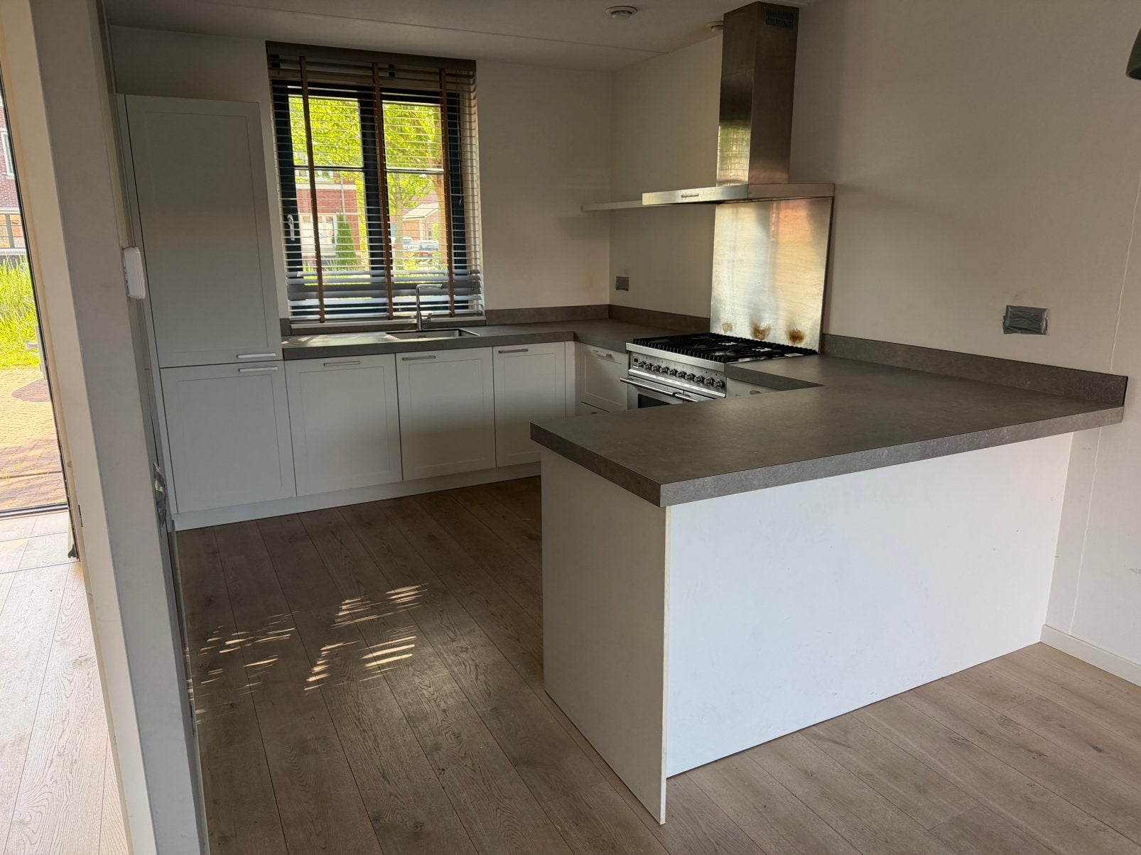 Witte keuken met grijs werkblad incl. Boretti apparatuur, Ophalen, Gebruikt, Wit, Kunststof