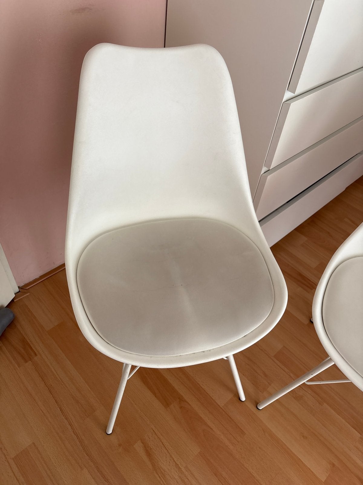 2 witte stoelen met lichte verkleuring op zitting, Ophalen, Kunststof, Gebruikt, Twee