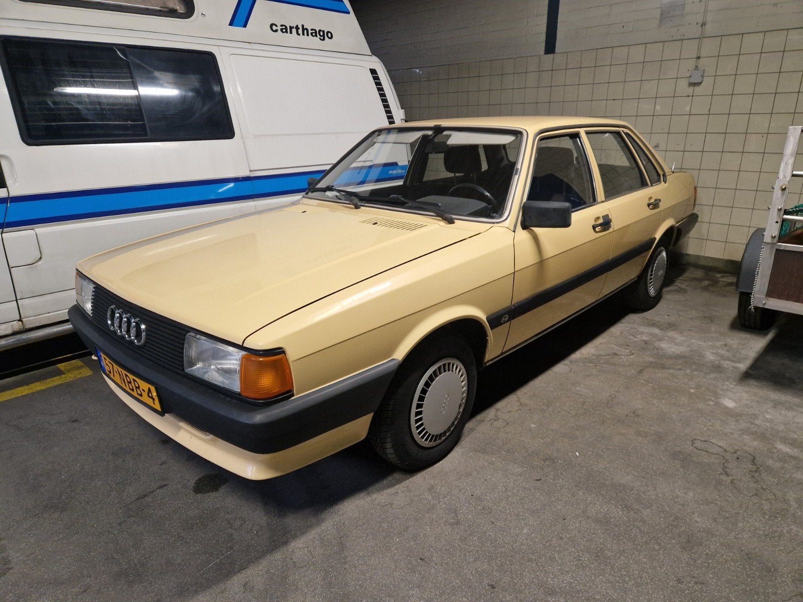Audi 80 1.6 C AUT 1985 Geel met stuurbekrachtiging, Auto's, Stof, 74 pk, Bruin, Particulier