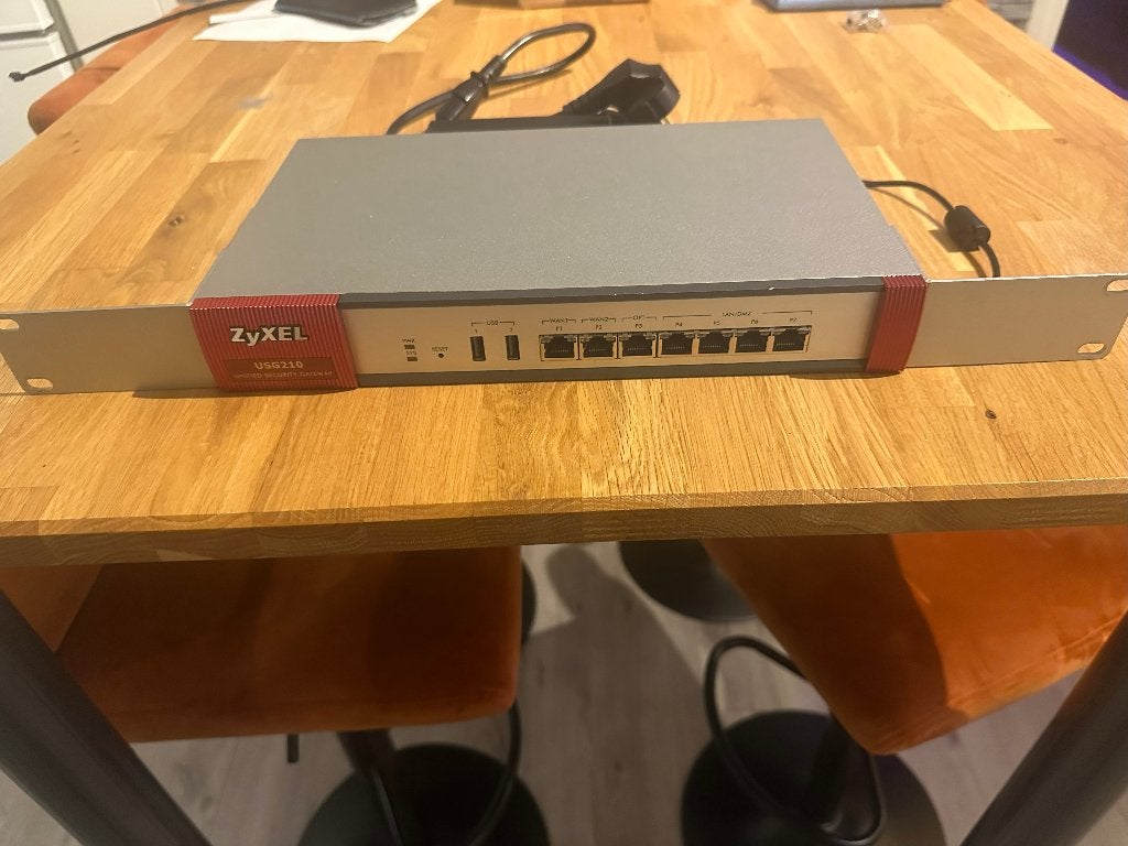 Zyxel USG 210 router, Computers en Software, Ophalen of Verzenden, Gebruikt, Router, Zyxel