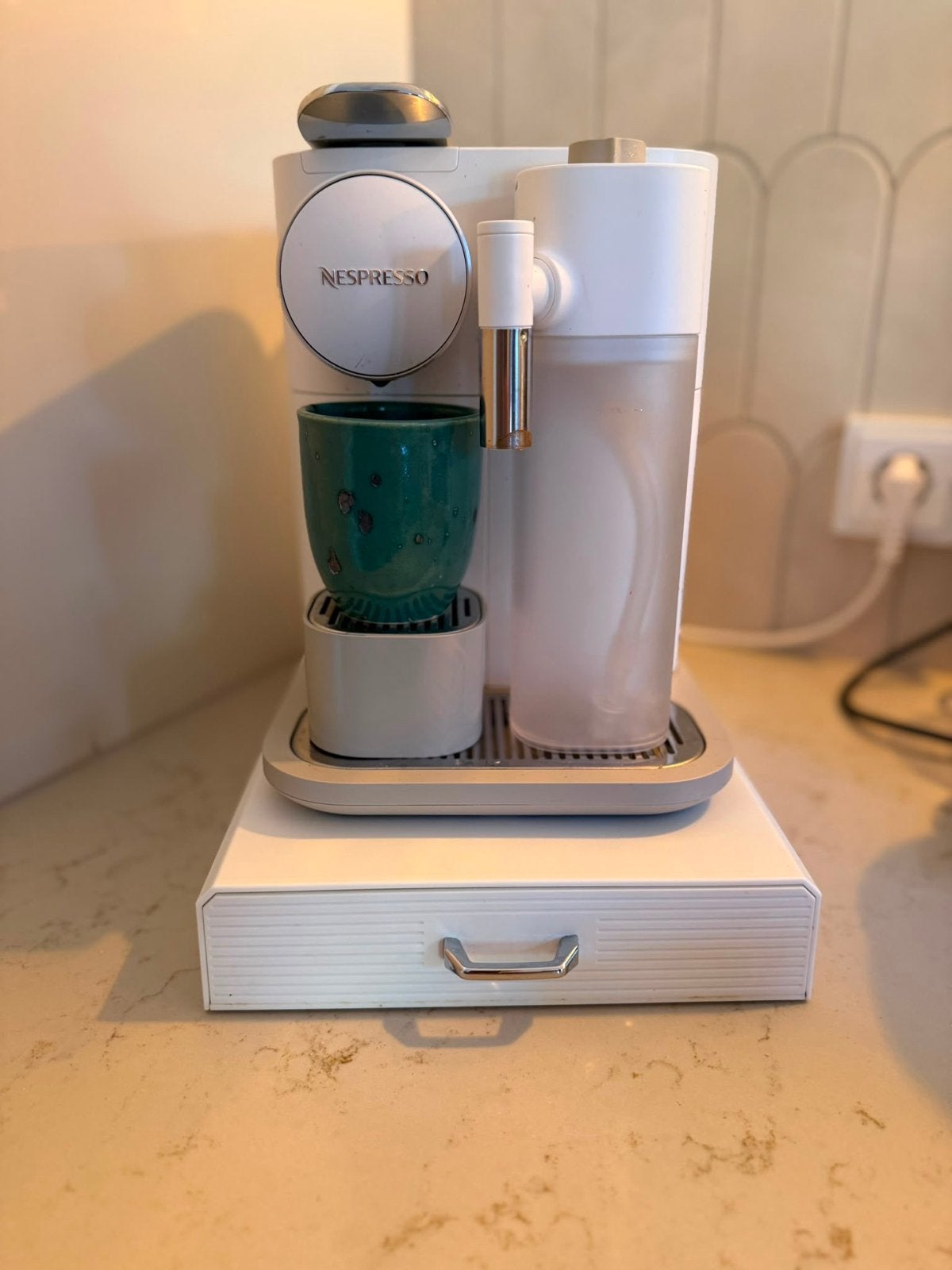 Nespresso De'Longhi Lattissima One - Koffiecupmachine, Ophalen, Koffiemachine, Zo goed als nieuw, 2 tot 4 kopjes