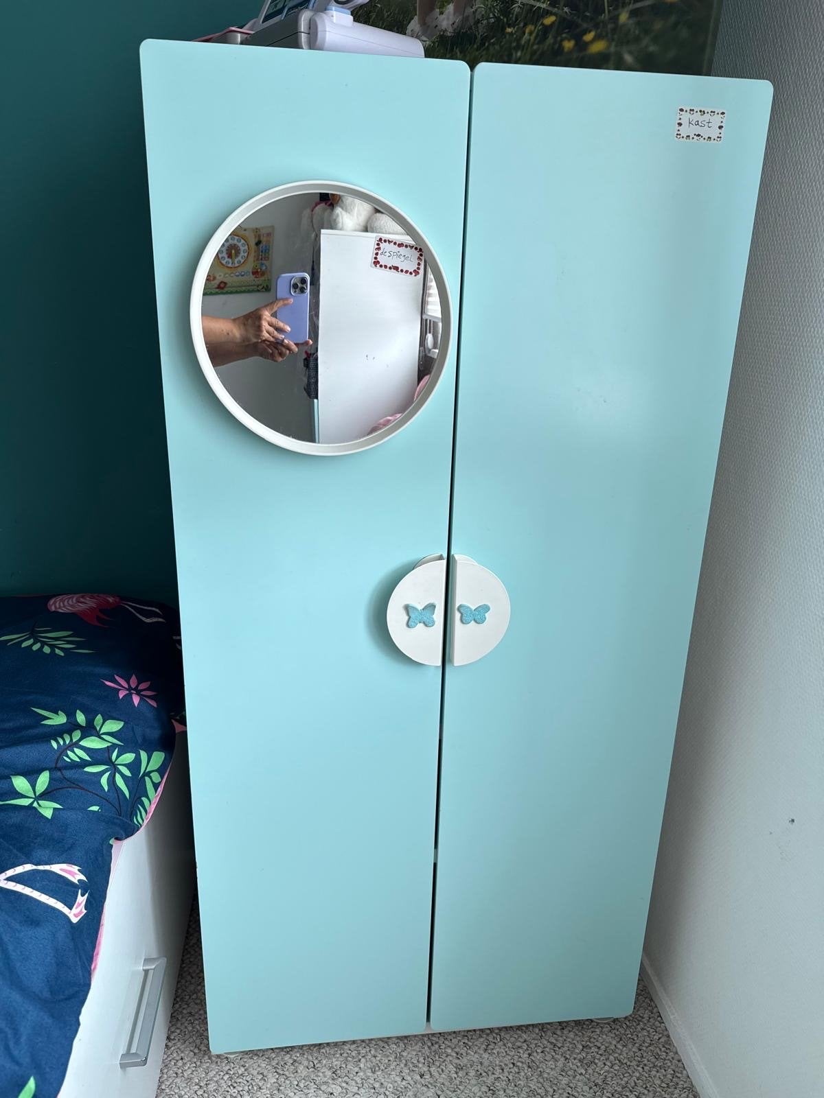 Twee kinderkasten en mooi gordijn (H160 B140)