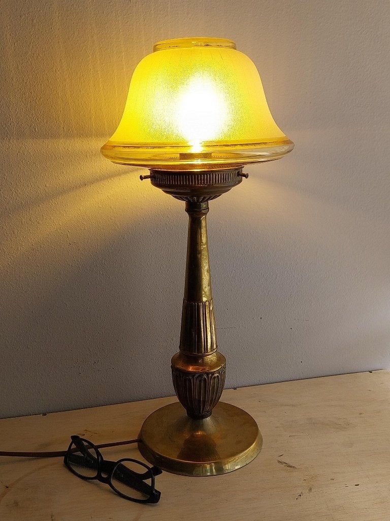 Art Deco tafellamp messing met gele glazen kap jaren 30, Antiek en Kunst, Ophalen of Verzenden