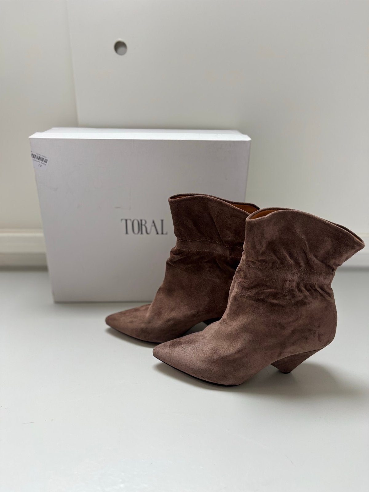 Nieuwe Toral suède slouchy enkellaarsjes (bruin/taupe) - mt, Kleding | Dames, Bruin, Lage of Enkellaarzen, Nieuw, Ophalen of Verzenden