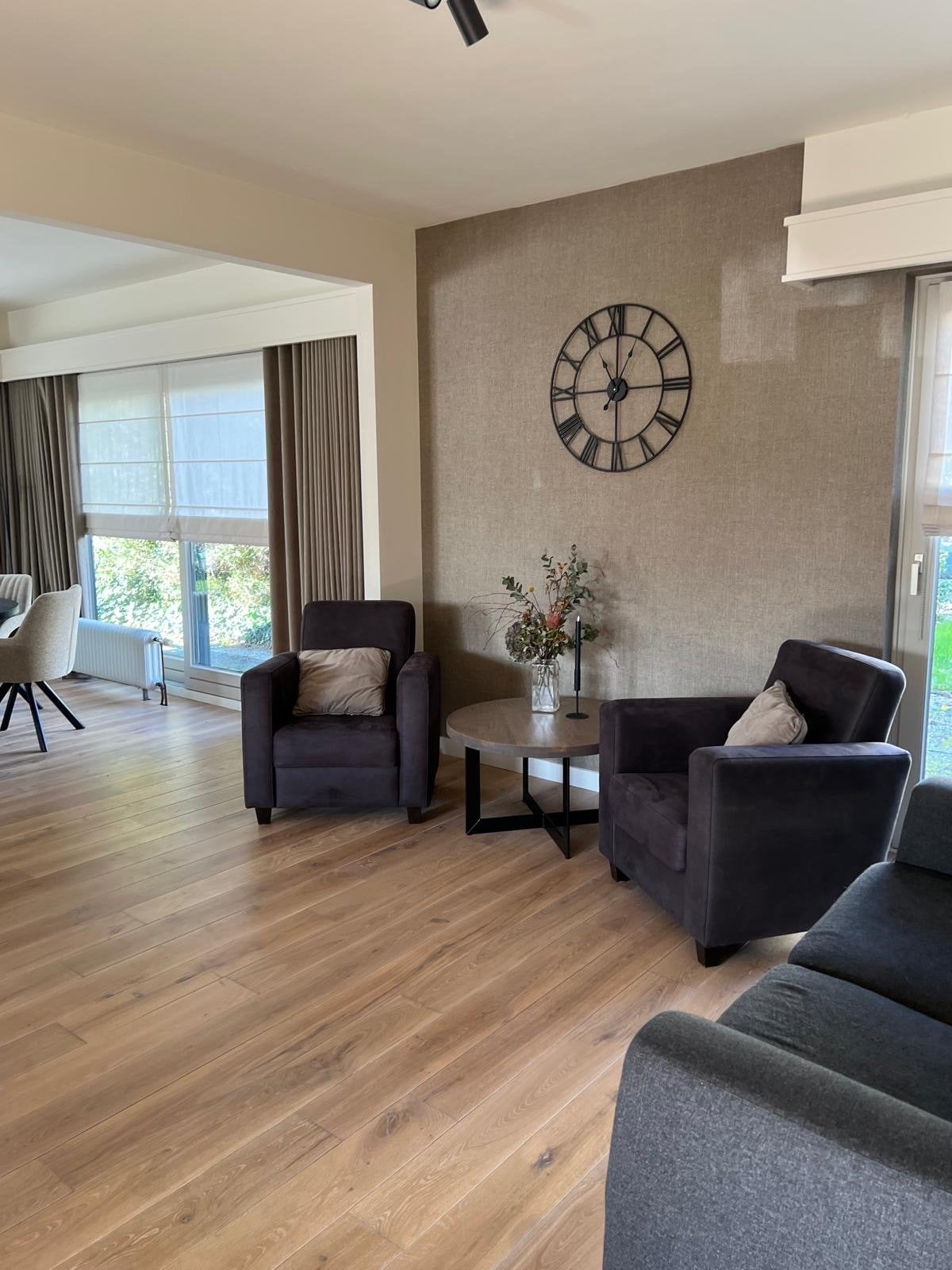 Twee comfortabele fauteuils - donker bruin suède, Huis en Inrichting, Ophalen, Minder dan 75 cm, Zo goed als nieuw, 75 tot 100 cm